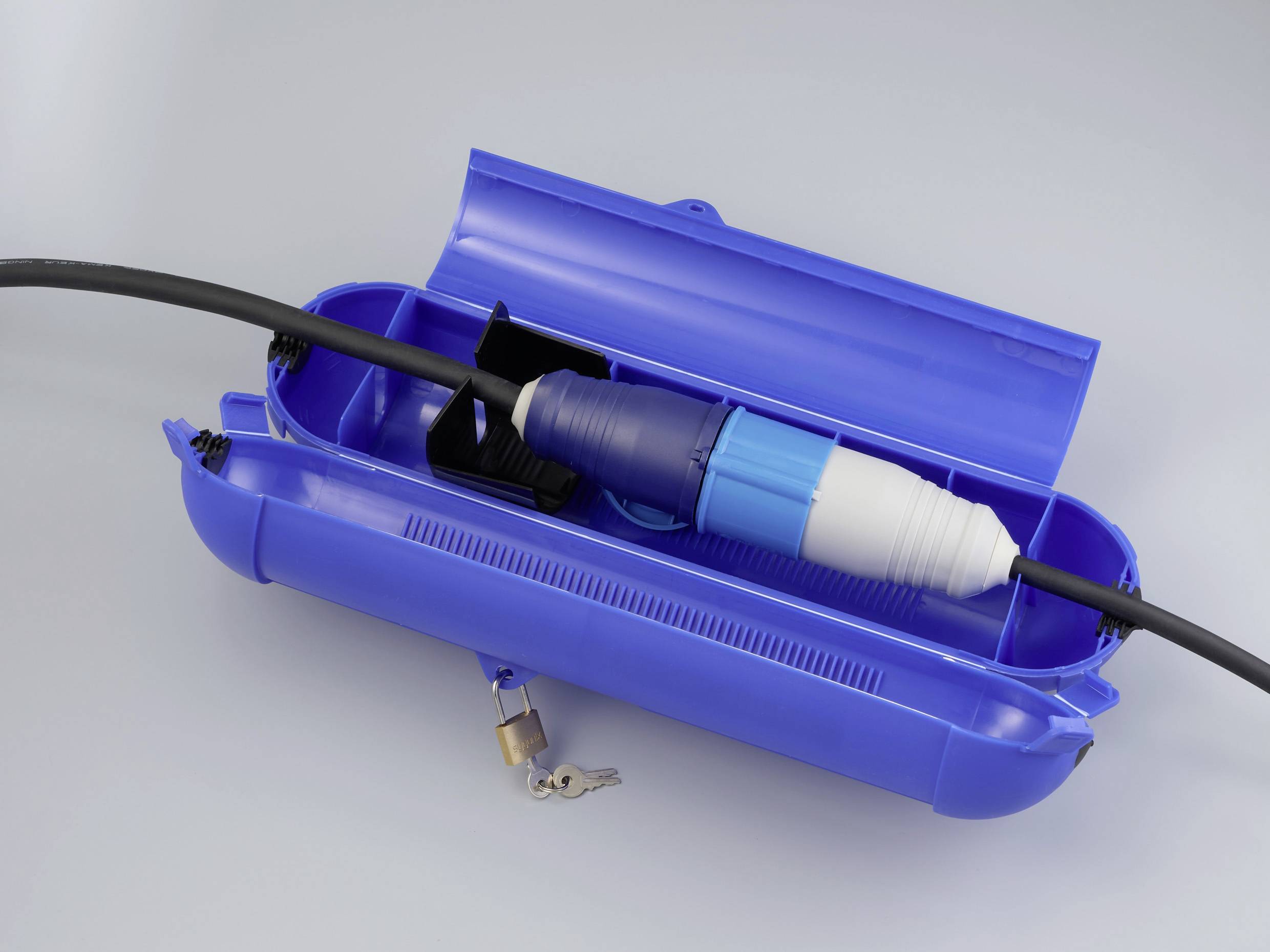 Ein blauer, geöffneter Schutzkoffer mit einem Elektrokabel und Stecker im Inneren. Ein Schloss liegt daneben.