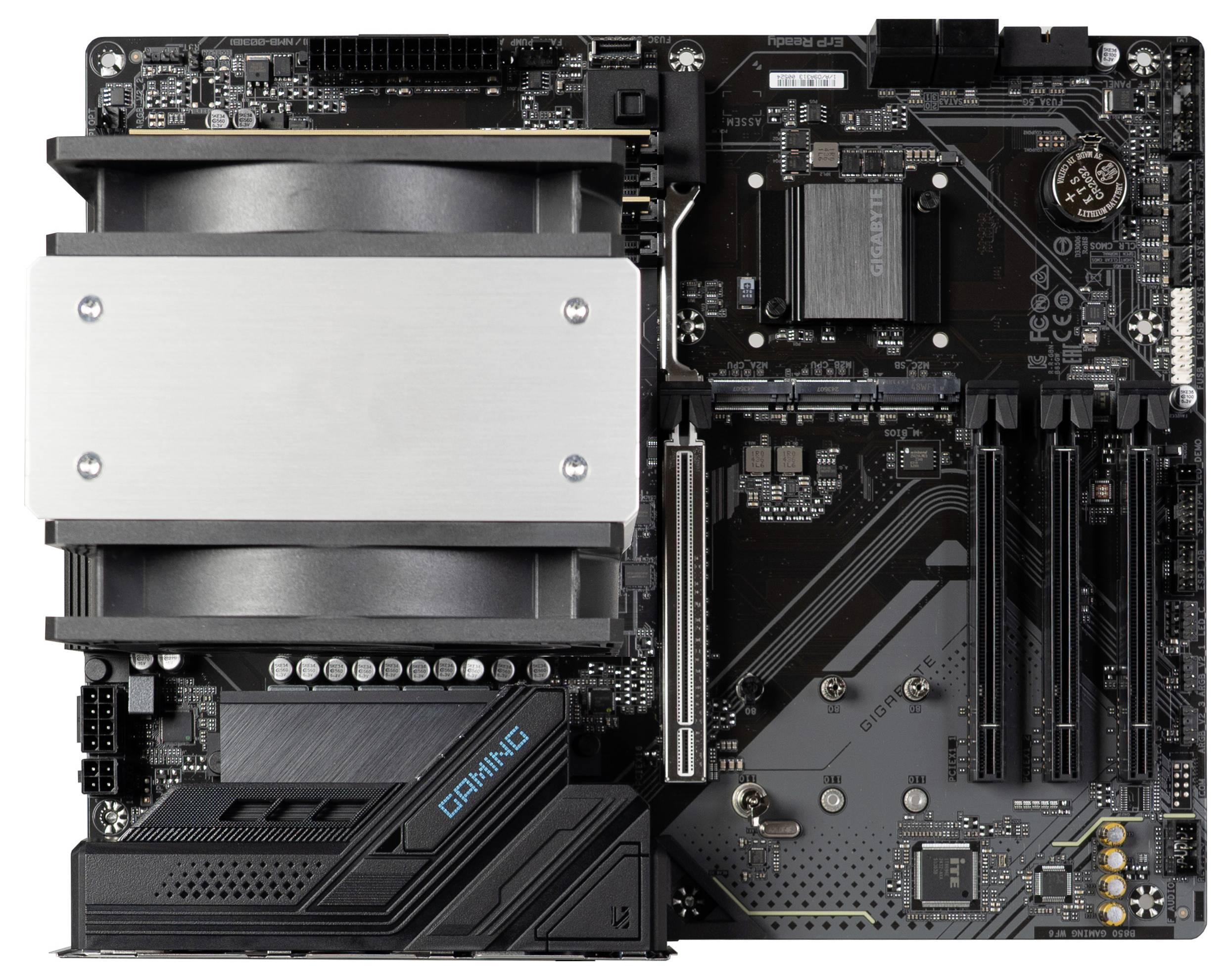 Eine Hauptplatine mit CPU-Lüfter und PCIe-Steckplätzen für Gaming-PCs. Enthält Anschlüsse für RAM, Netzteil und andere Komponenten.