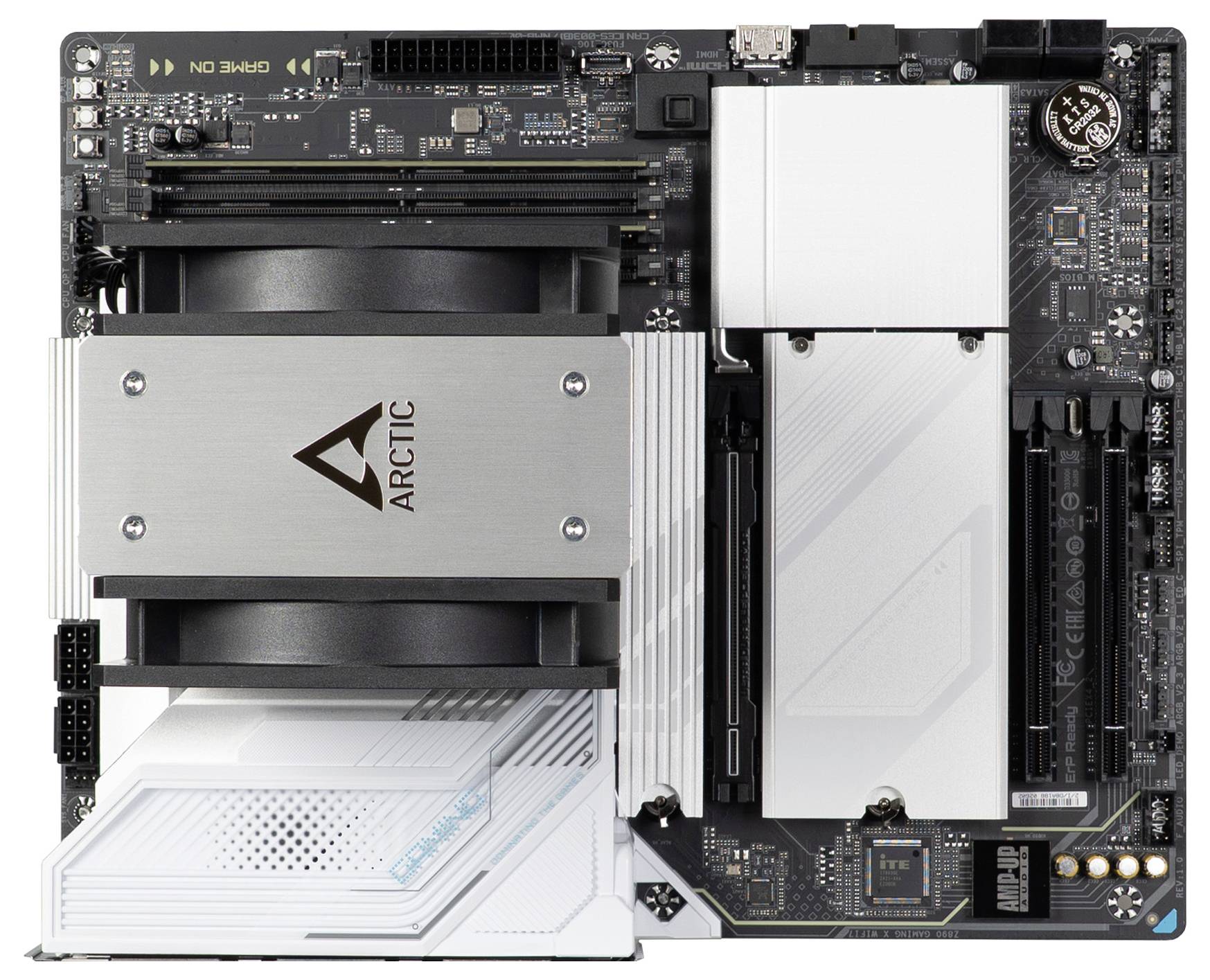 Eine Computer-Hauptplatine mit einem installierten CPU-Kühler von Arctic. Verschiedene Anschlüsse und Steckplätze sind sichtbar.