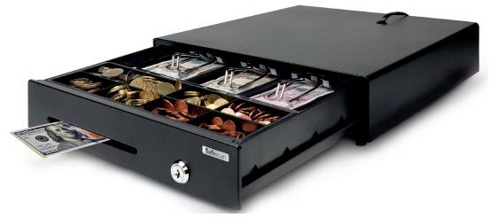 Offene Kassenschublade mit Münzen und Banknoten in Fächern. Eine 100-Dollar-Note ragt aus dem Scheinfach heraus.