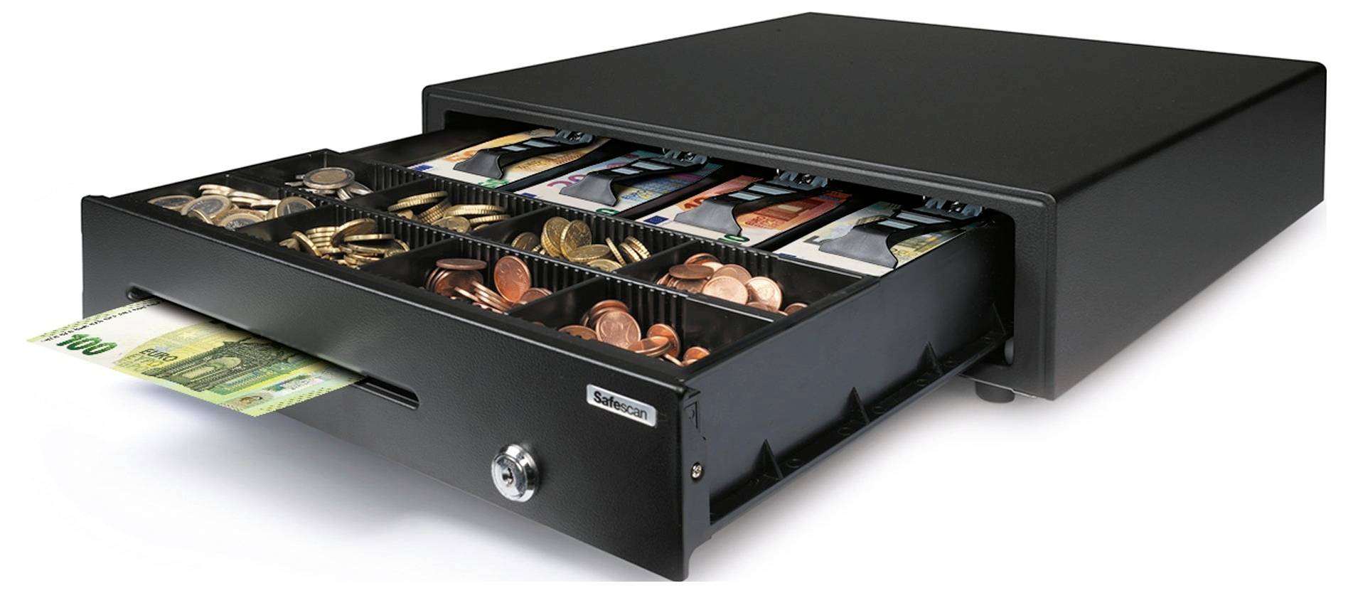 Eine geöffnete, schwarze Kassenschublade zeigt geordnete Münzen und Geldscheine in Fächern. Sie steht für Bargeldverwaltung.