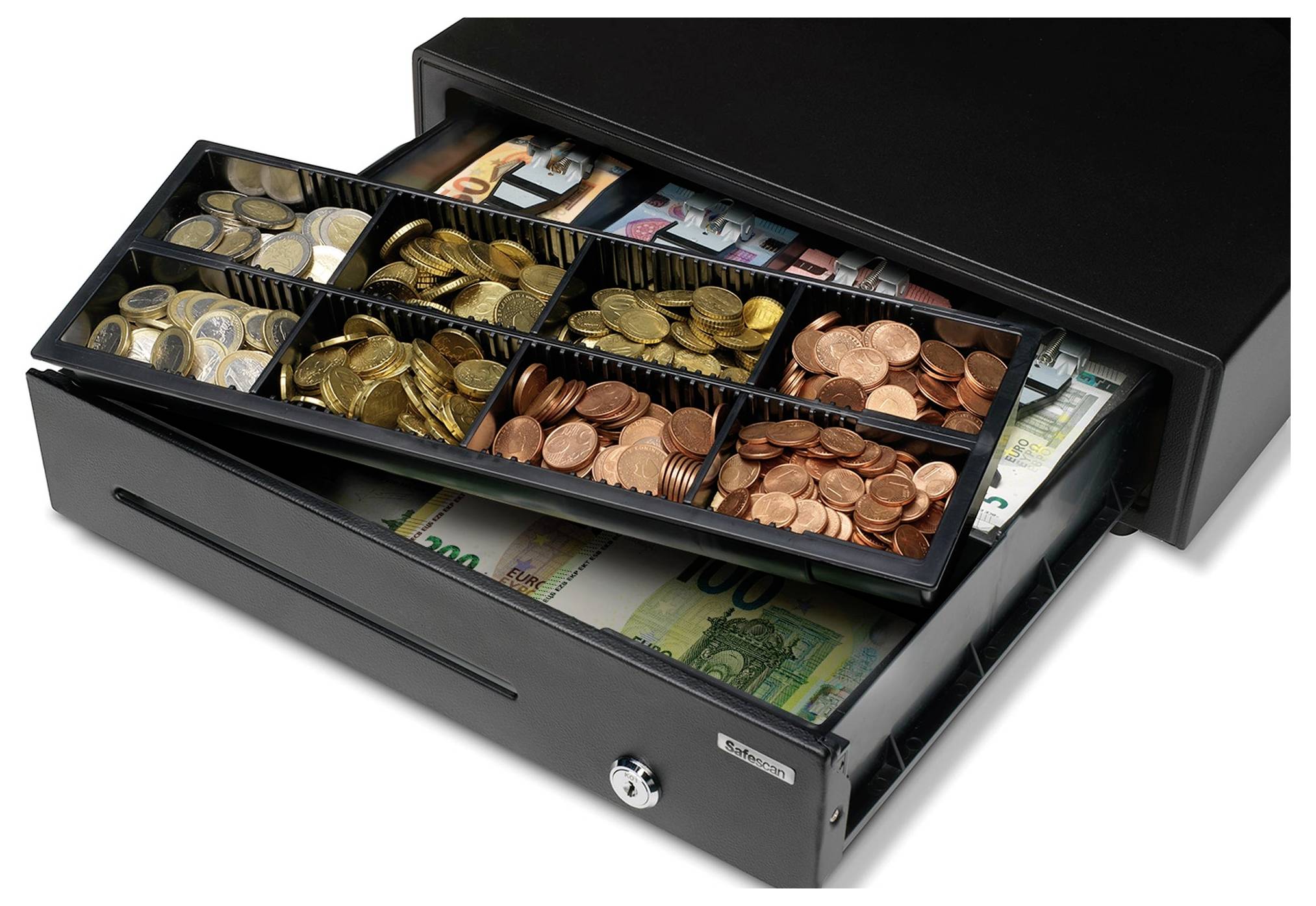 Geöffnete Kassenschublade mit Münzen und Banknoten in verschiedenen Währungen.