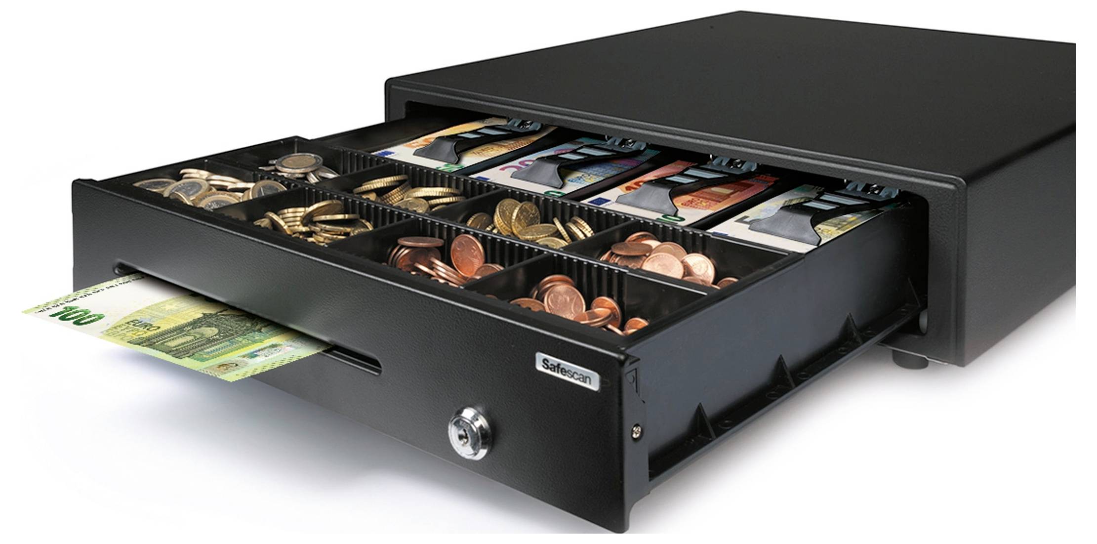 Eine geöffnete Kassenschublade mit Münzen und Geldscheinen in verschiedenen Fächern, zeigt Bargeldverwaltung.