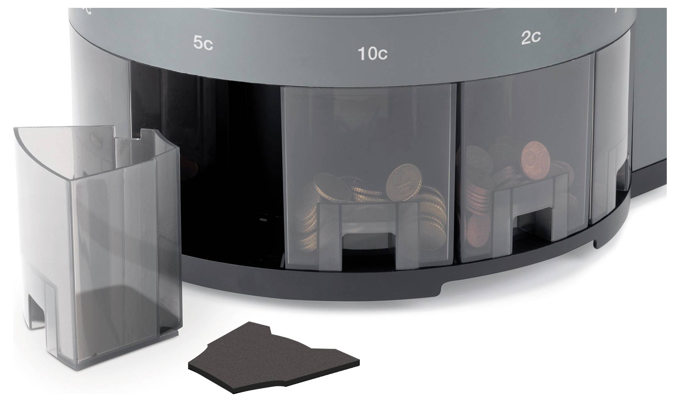 Eine Münzzählmaschine sortiert Euro-Cent-Münzen in verschiedene Fächer, darunter 5c, 10c und 2c. Ein herausnehmbarer Behälter ist sichtbar.