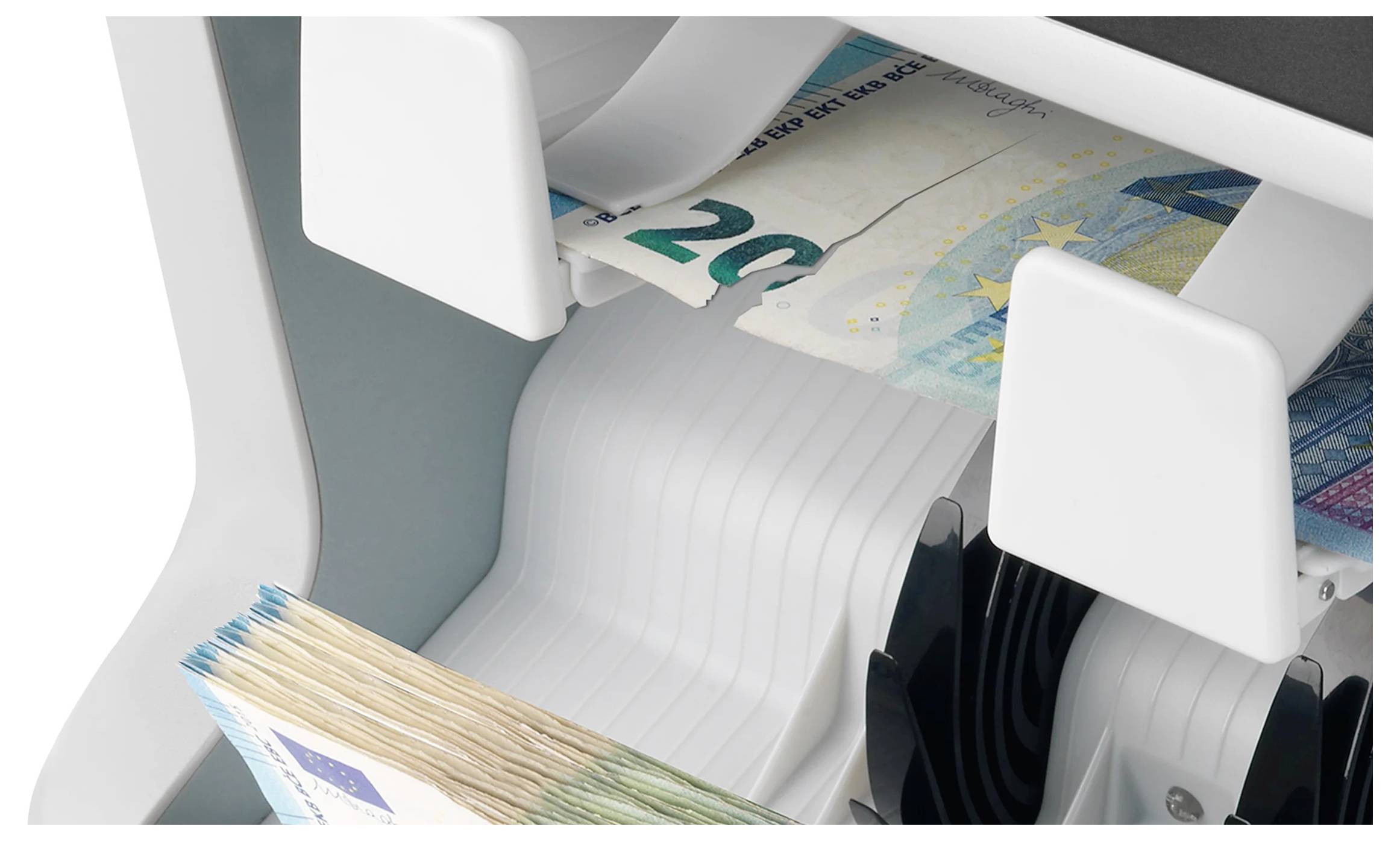 Ein Geldzählgerät zählt Euro-Banknoten, darunter 20- und 50-Euro-Scheine. Der Stapel wird maschinell durch den Zähler geführt.