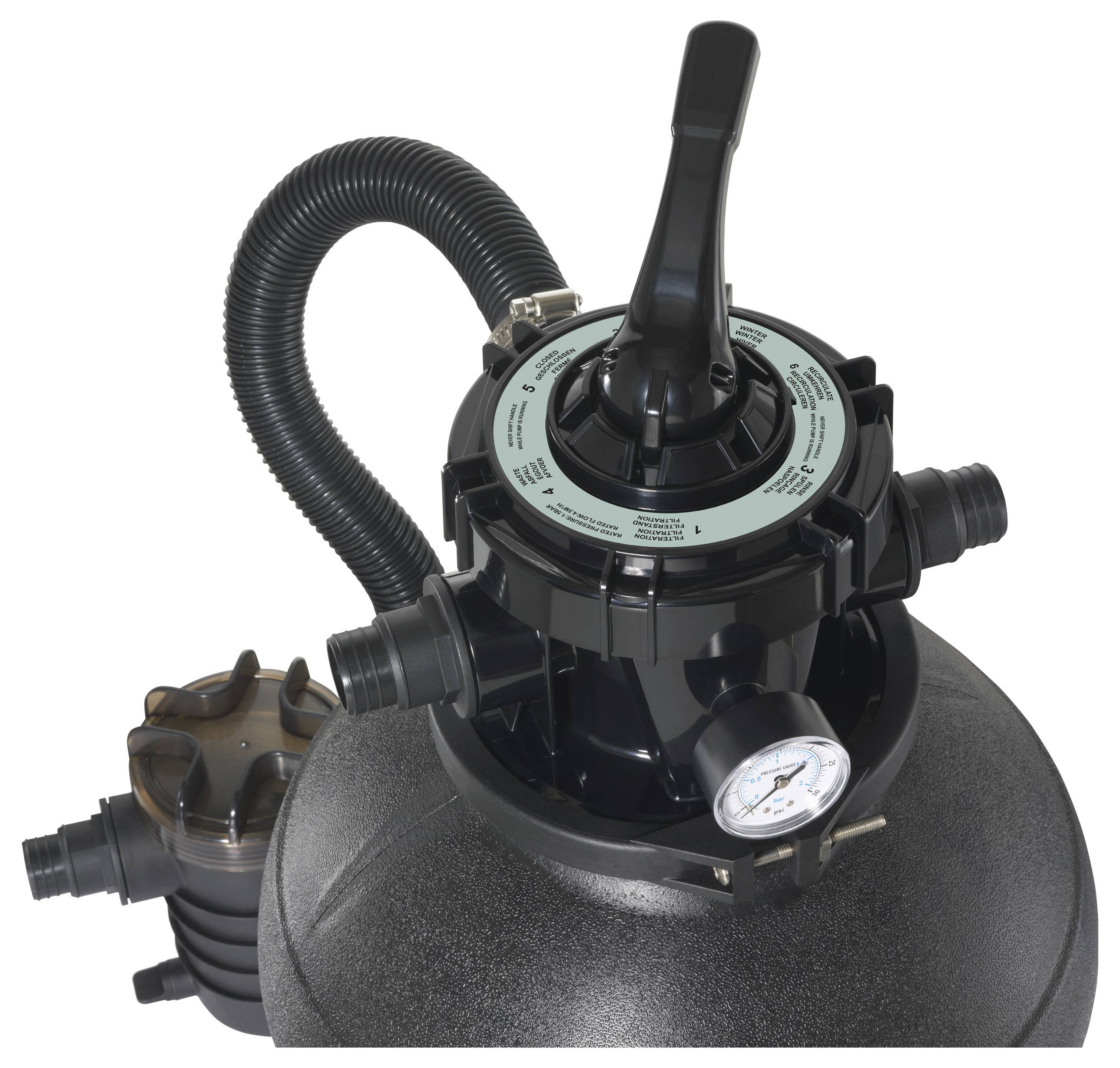 Ein schwarzer Sandfilter für Pools mit Manometer und Verbindungen. Der Hebel oben steuert die Filterfunktionen.