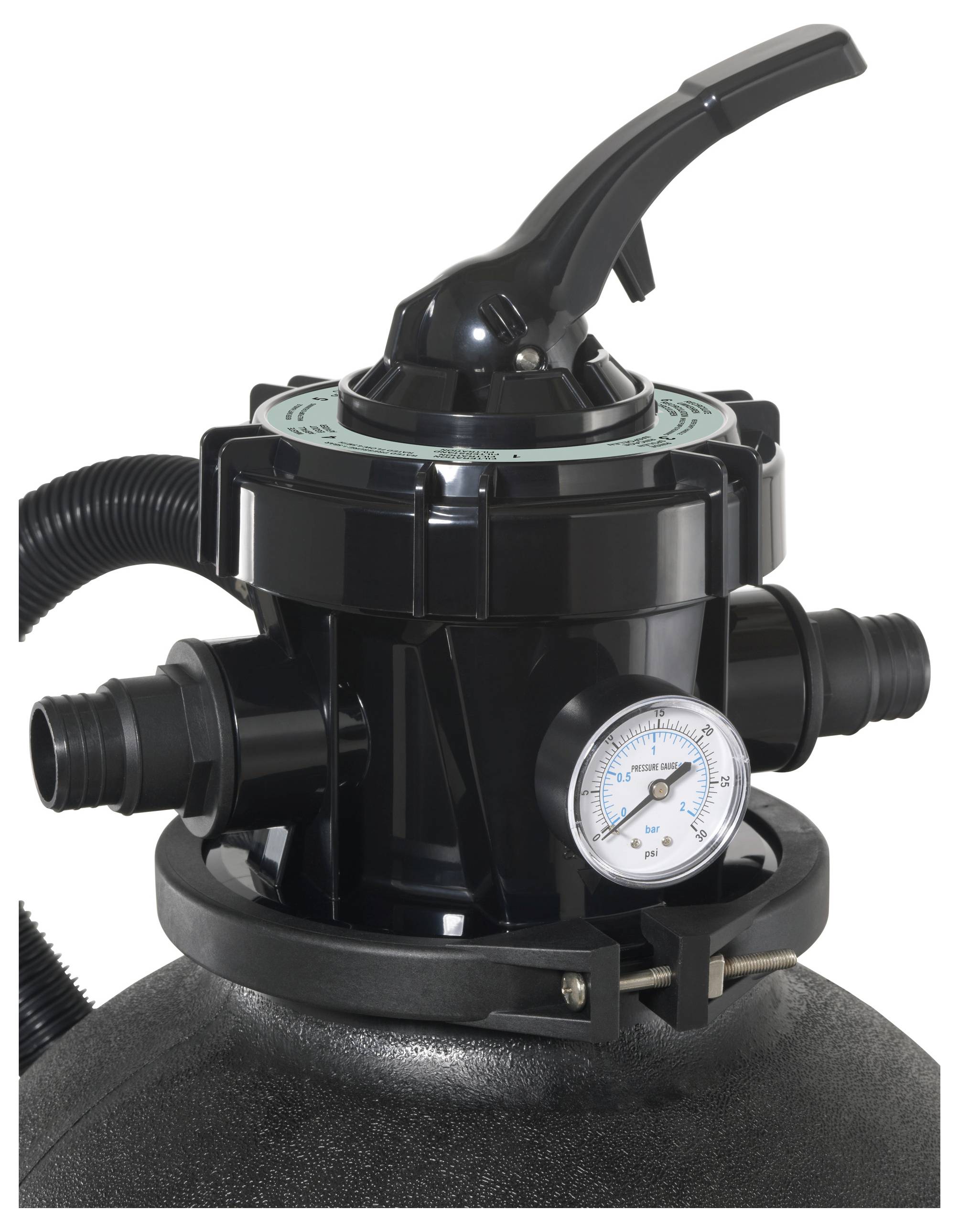 Ein schwarzer Pool-Sandfilter mit Manometer, das den Druck anzeigt. Der Filter hat mehrere Anschlüsse und einen langen Hebel an der Oberseite.