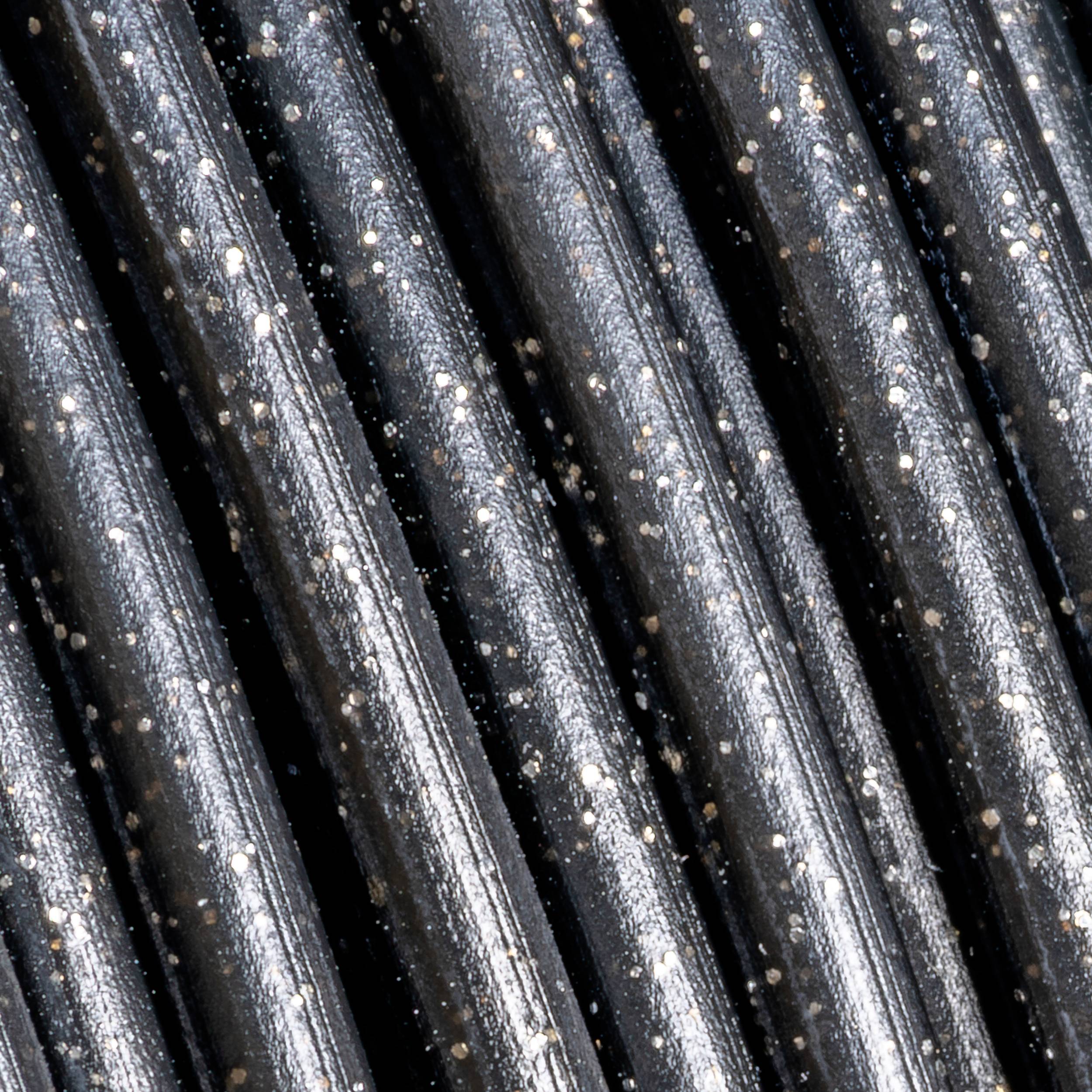 Nahaufnahme von glänzenden, schwarzen Metallstäben mit silbernen Punkten. Sie sind parallel ausgerichtet und reflektieren Licht.