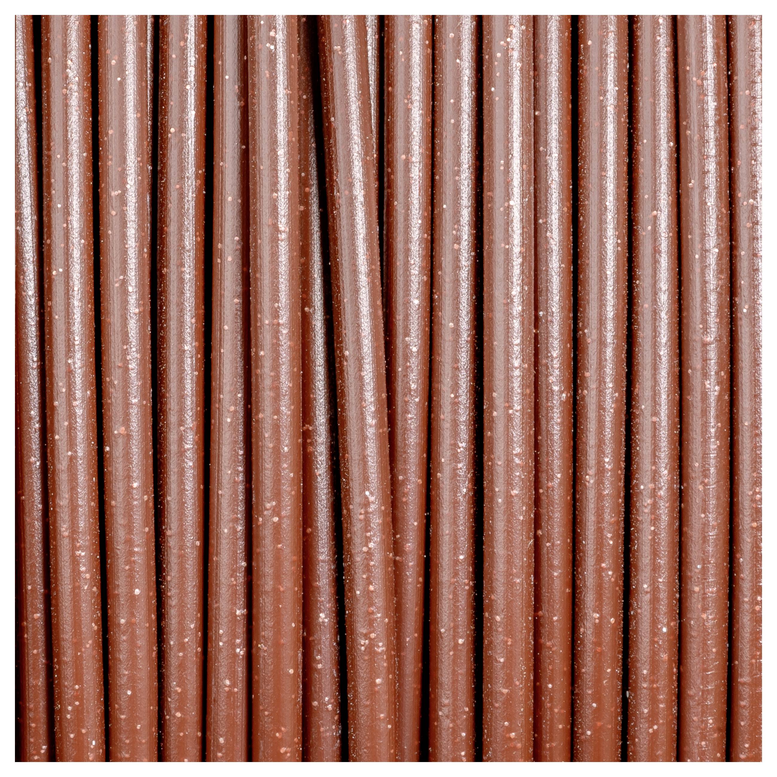 Eine Nahaufnahme von vielen vertikalen, rotbraunen, strukturierten Stäben, die dicht nebeneinander stehen.