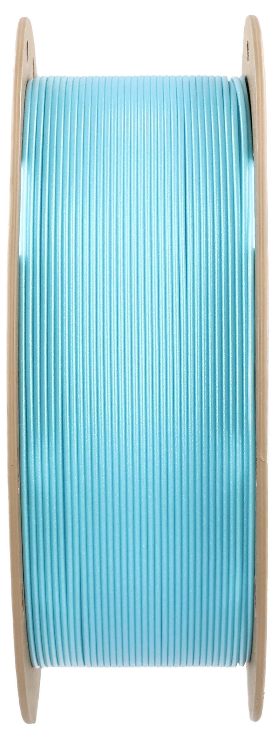 Eine Spule mit cyanblauem Filament, das für den 3D-Druck verwendet wird. Die Spule ist aus Holz.