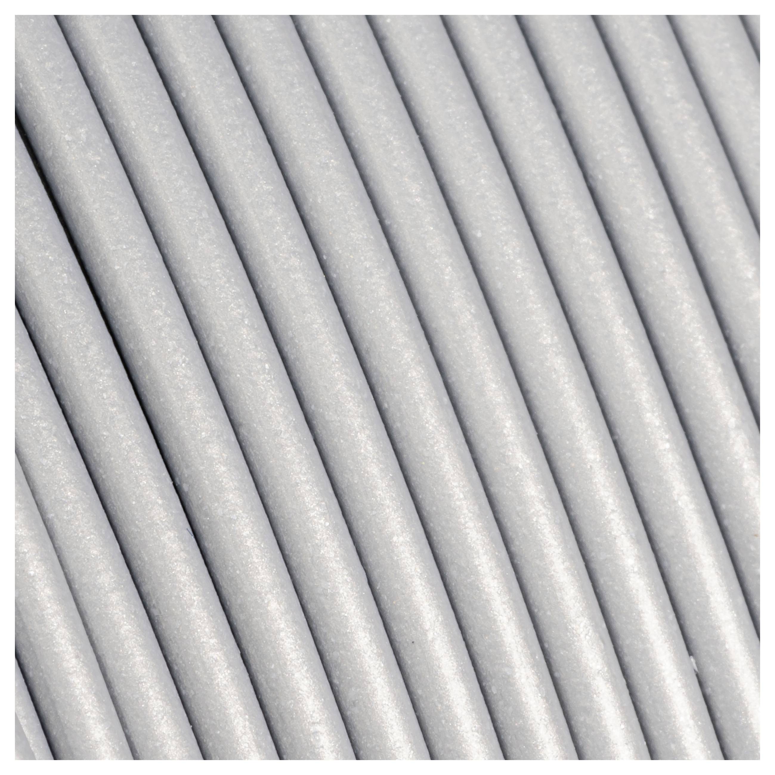 Dicht nebeneinanderliegende graue Rohre, die gleichmäßig parallel verlaufen.