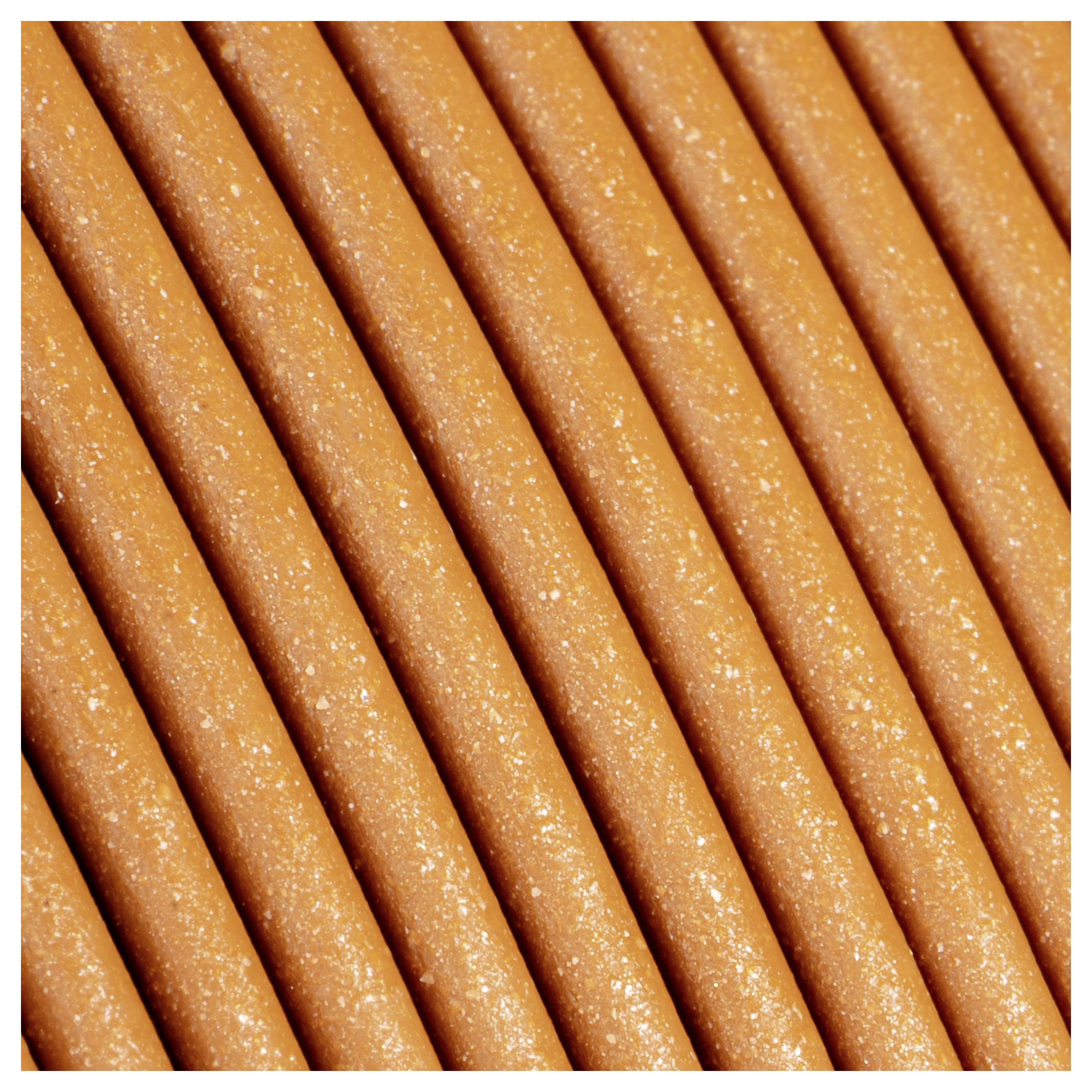 Nahaufnahme von parallelen Reihen orangefarbener Kabel. Textur und Detail der Kabel sind klar sichtbar.