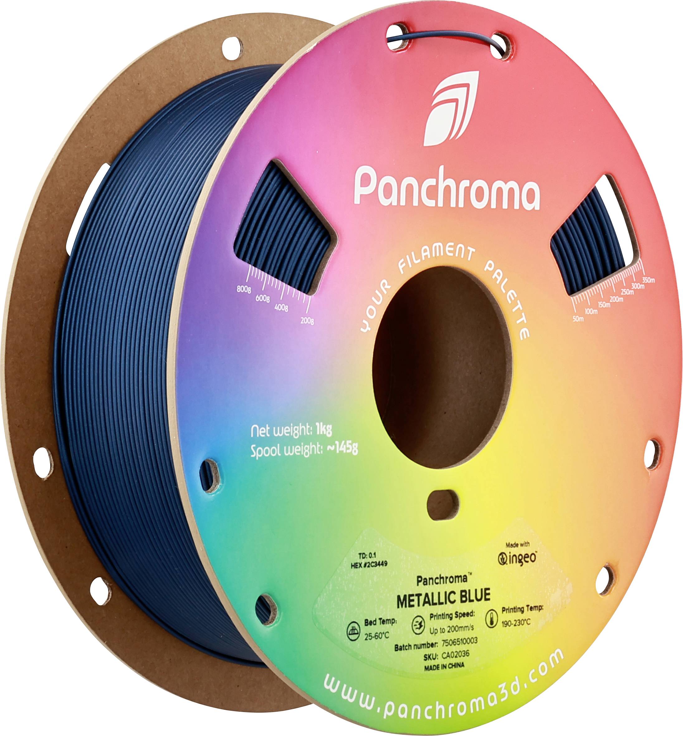 Eine Rolle blaues 3D-Druckerfilament von Panchroma. Auf der Verpackung sind Gewicht, Material und empfohlene Drucktemperaturen angegeben.