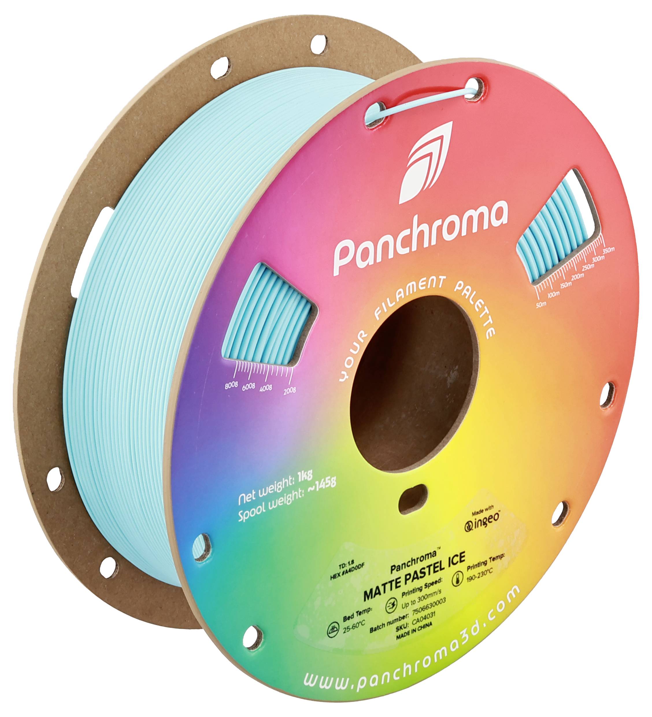Eine Spule mit 3D-Druckfilament in Pastelleisfarbe von Panchroma. Die Verpackung ist bunt mit Firmenlogo und technischen Details.