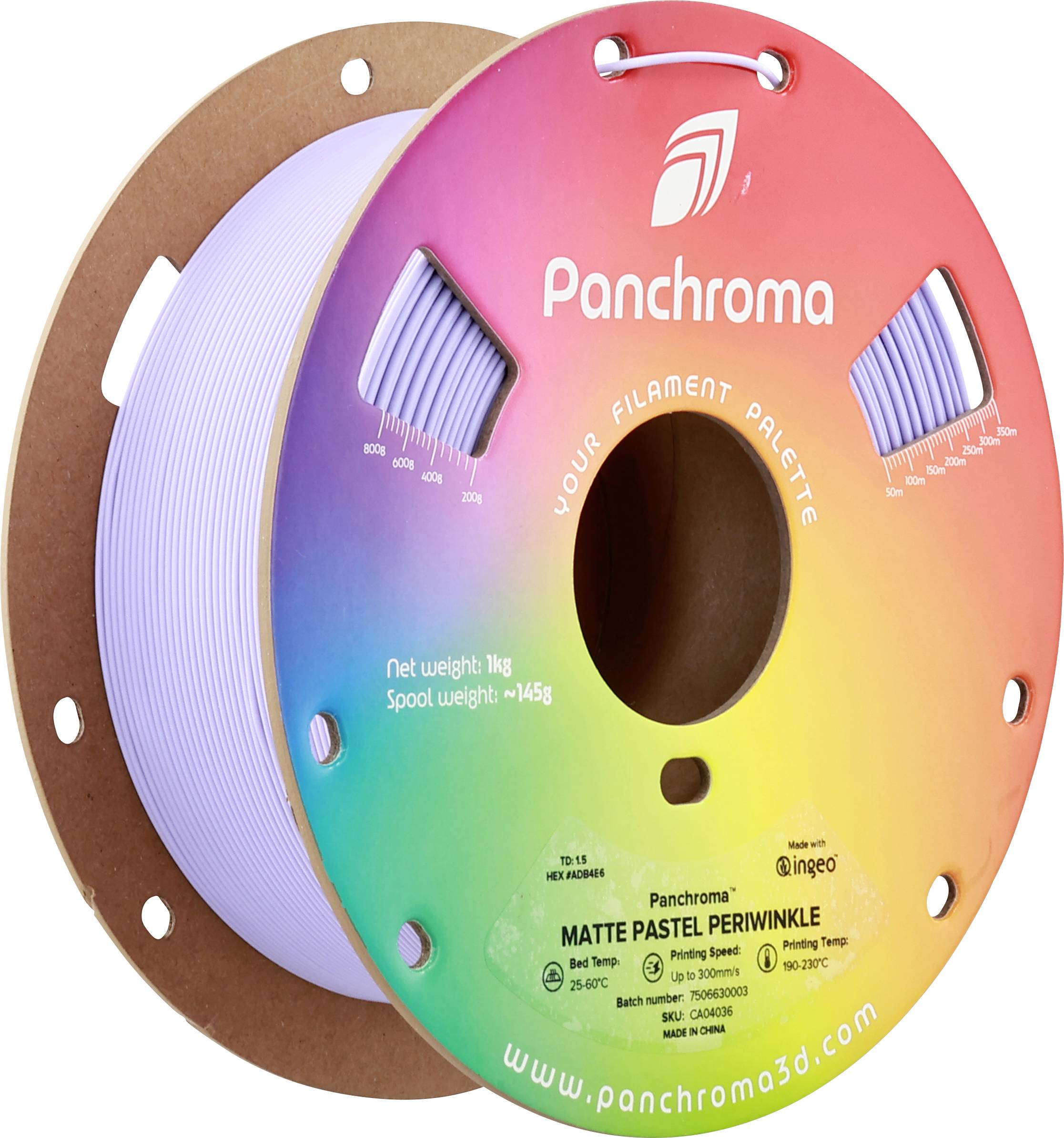 Spule mit pastelllila 3D-Druckerfilament, Markenname 'Panchroma', Gewicht 1 kg. Verpackungsdesign zeigt Regenbogenfarben.