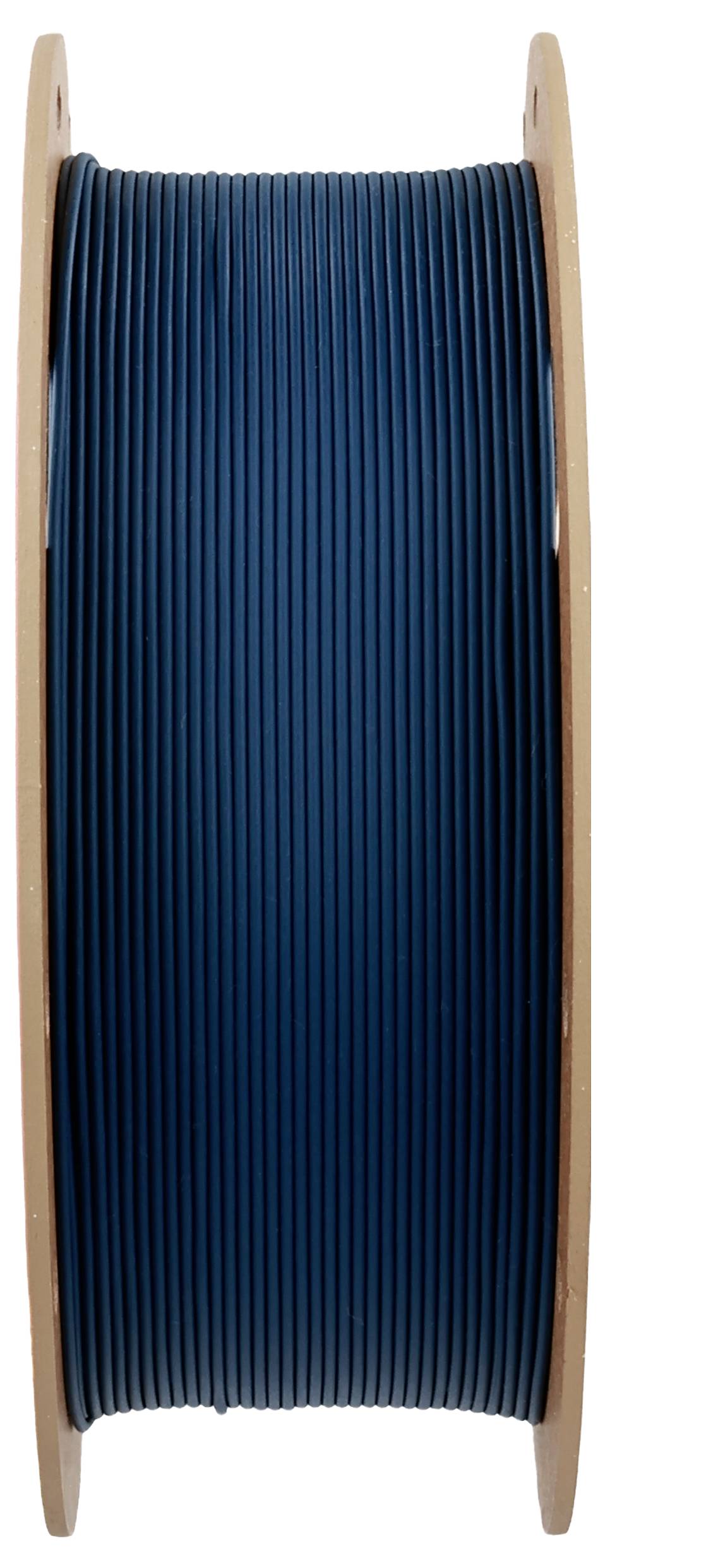 Eine blaue Rolle mit Filament für einen 3D-Drucker, vertikal zwischen zwei Holzplatten eingespannt.