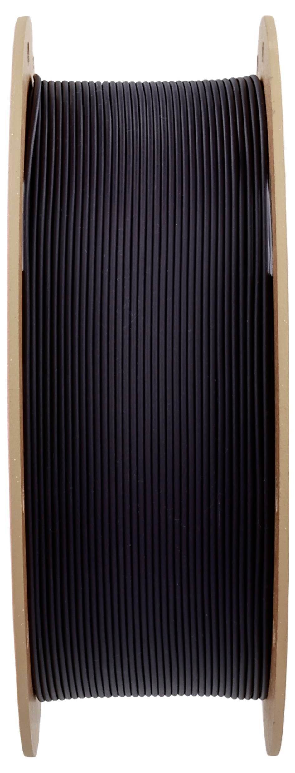 Eine große Rolle mit einem schwarzen Kabel oder Draht, gleichmäßig aufgerollt auf einem Holzspulenkörper.
