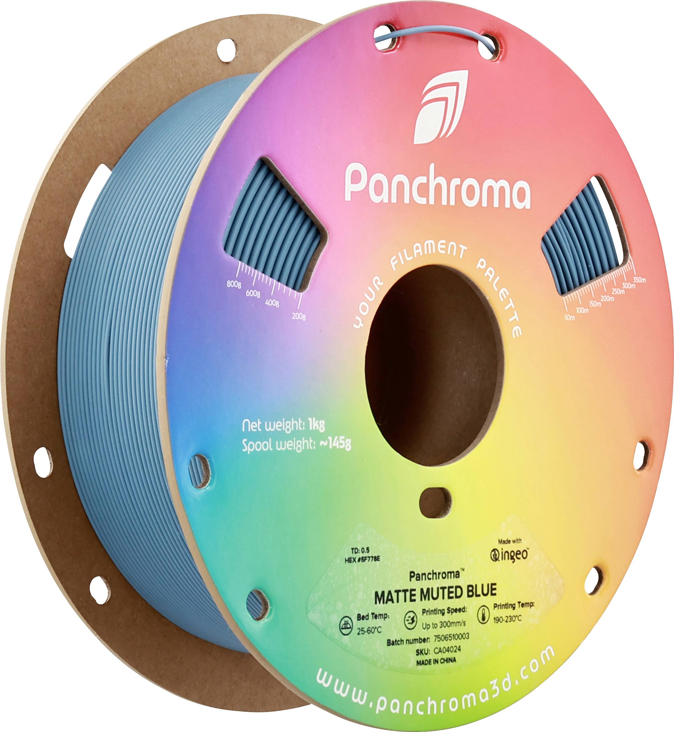Eine Spule mit 3D-Drucker-Filament in Blau, etikettiert mit 'Panchroma Matte Muted Blue', wiegt 1 kg.