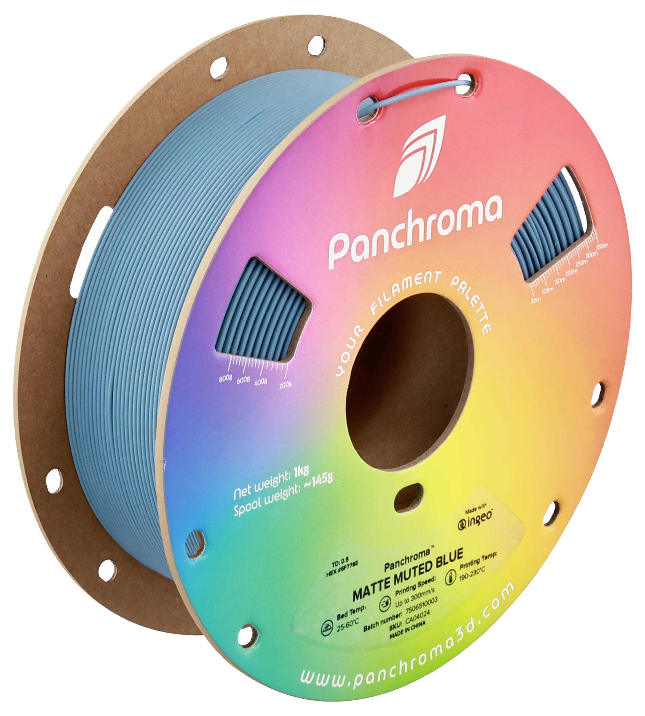 Eine Rolle 3D-Druckerfilament der Marke 'Panchroma', Farbe 'Matte Muted Blue', mit Regenbogenverpackung, Nettogewicht 1kg.