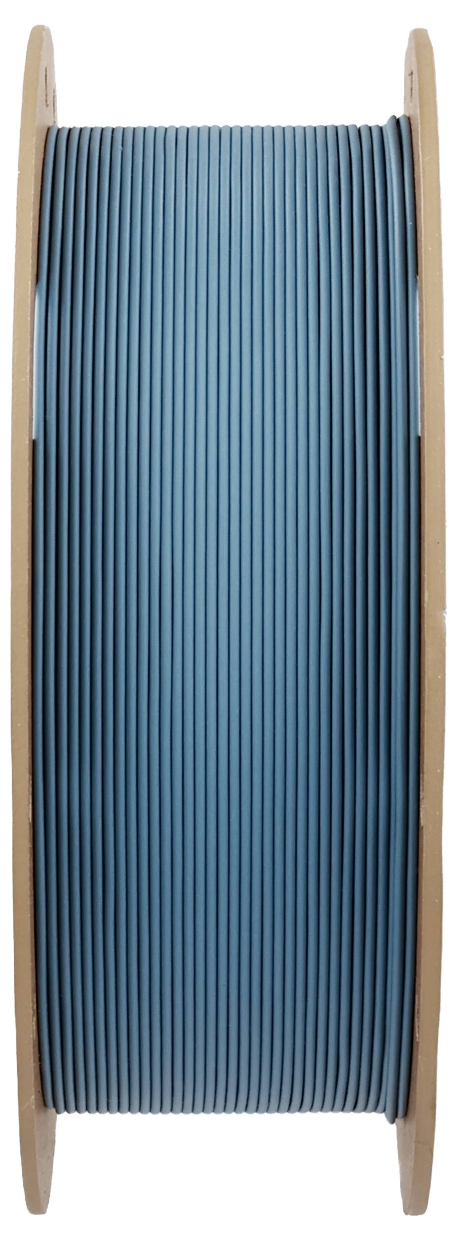 Eine große blaue Spule mit fest aufgewickeltem Kabel, seitlich stehend.