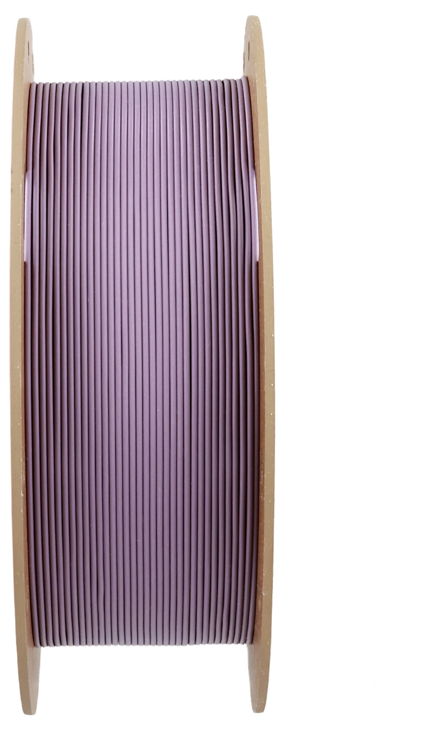 Eine Holzspule mit lilafarbenem Kunststoffdraht, vermutlich für den 3D-Druck.