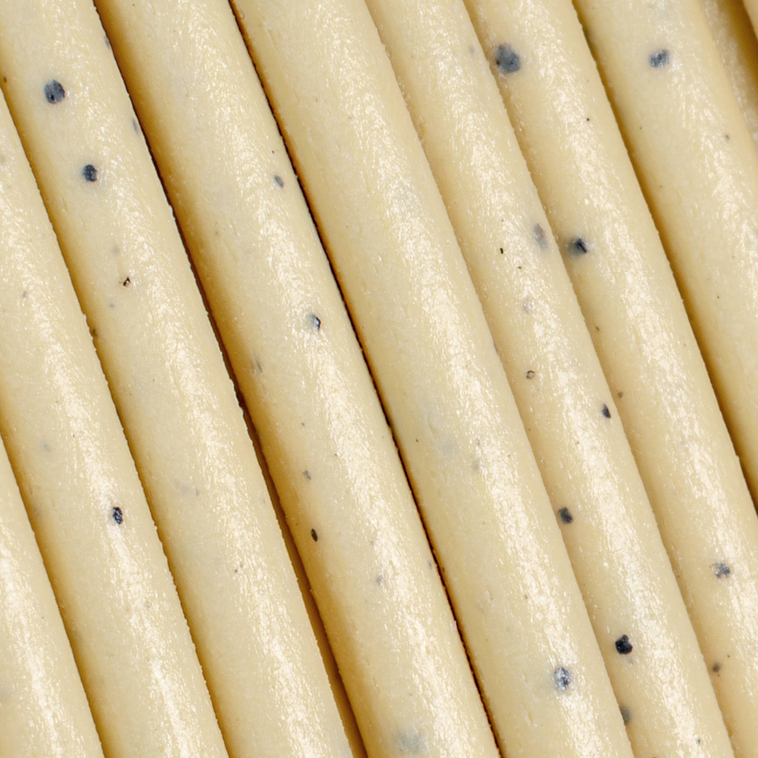 Nahaufnahme von rohnen Spaghetti-Nudeln mit schwarzen Pfefferflecken.