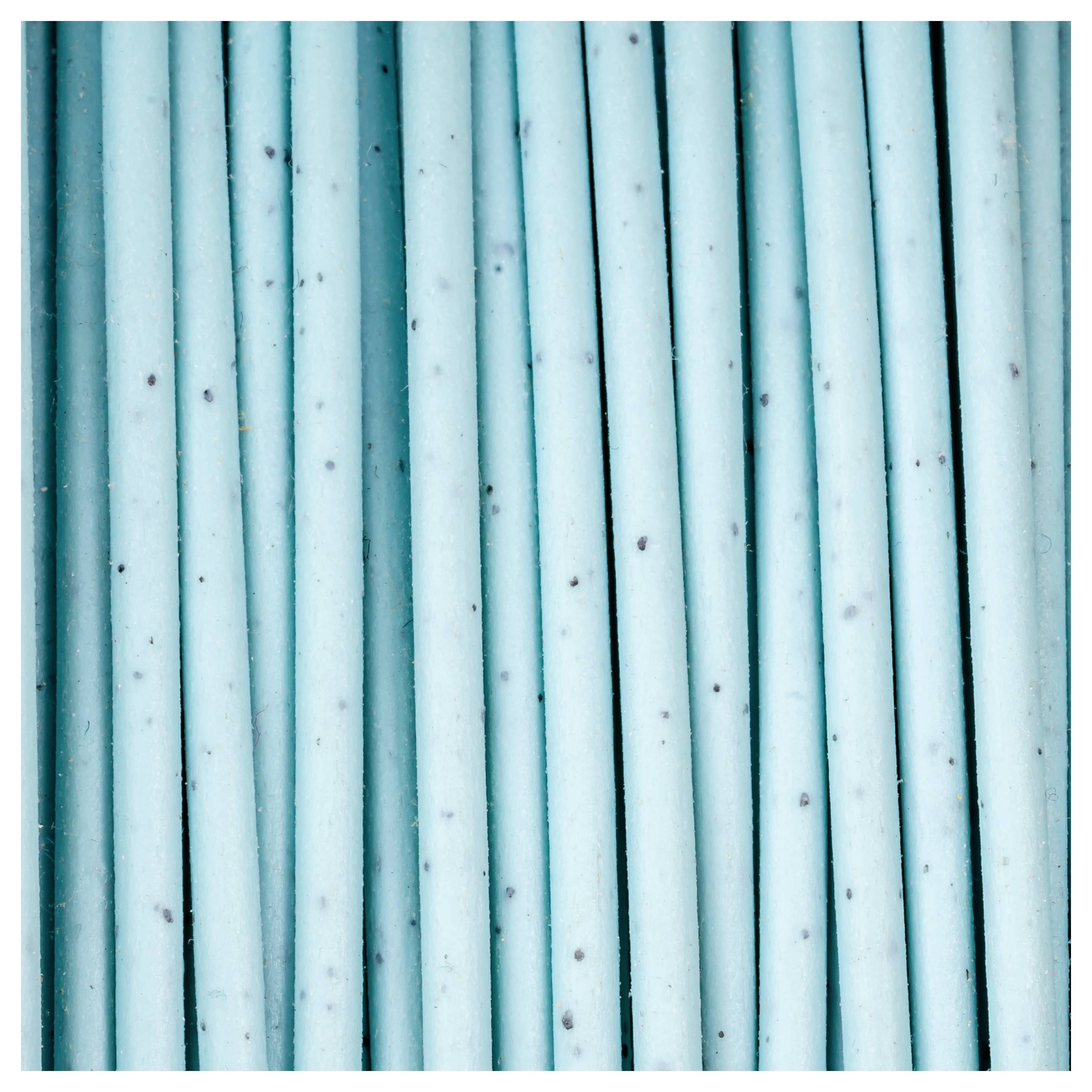 Blaue lange Nudeln, eng nebeneinander liegend.