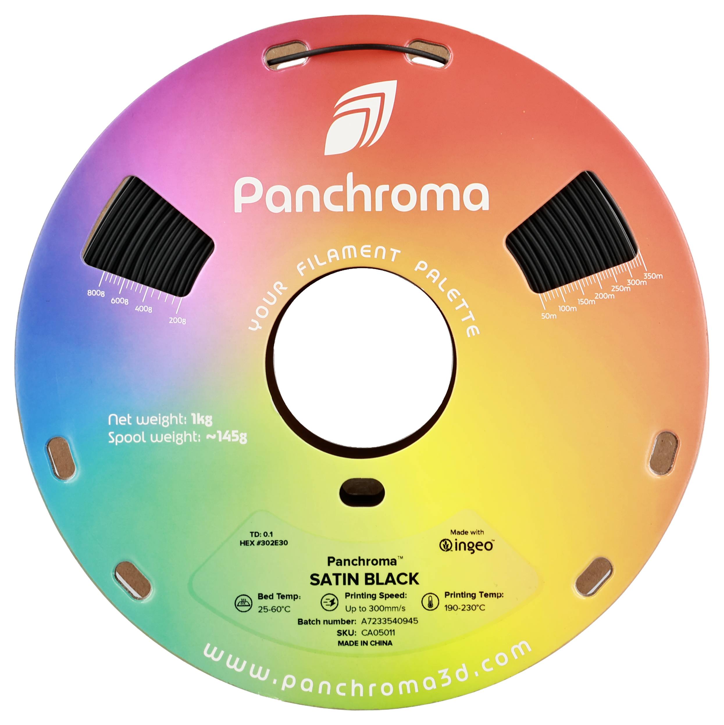 Eine bunte Filamentrolle mit der Aufschrift 'Panchroma'. Nettogewicht 1 kg, Spulen-Gewicht ca. 145 g. Produkt: Satin Schwarz.