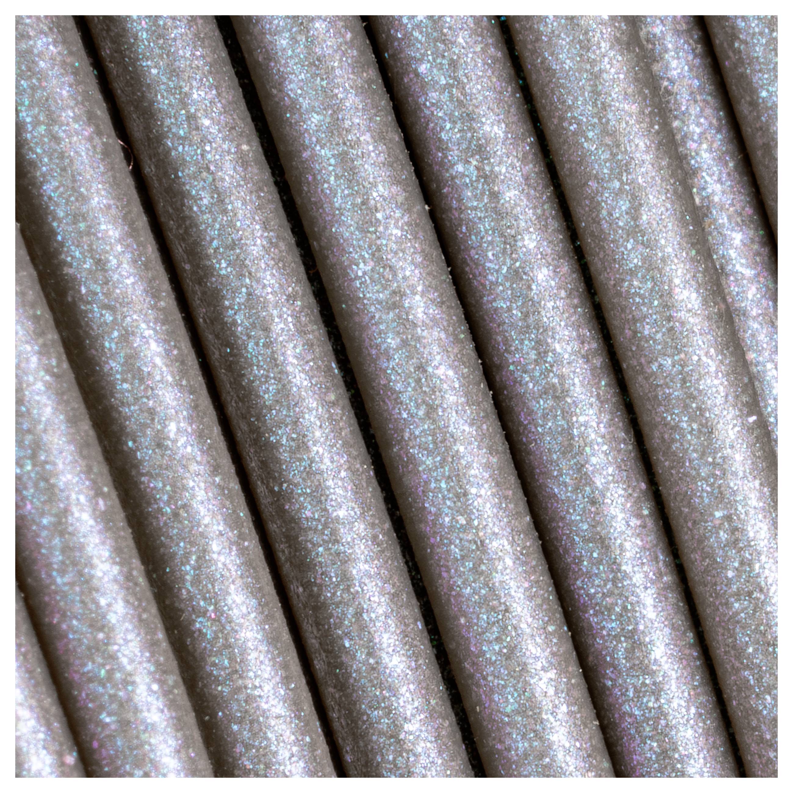 Glitzernde, metallische Oberflächenstruktur, diagonal angeordnet, reflektiert schimmerndes Licht.
