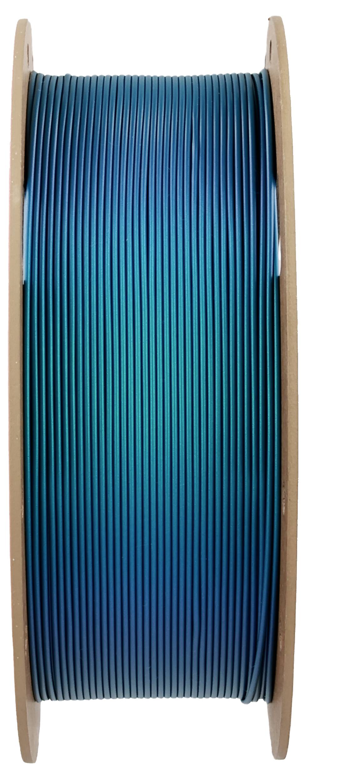 Plastikspule mit blau-grünem 3D-Drucker-Filament, vertikal stehend, vor weißem Hintergrund.