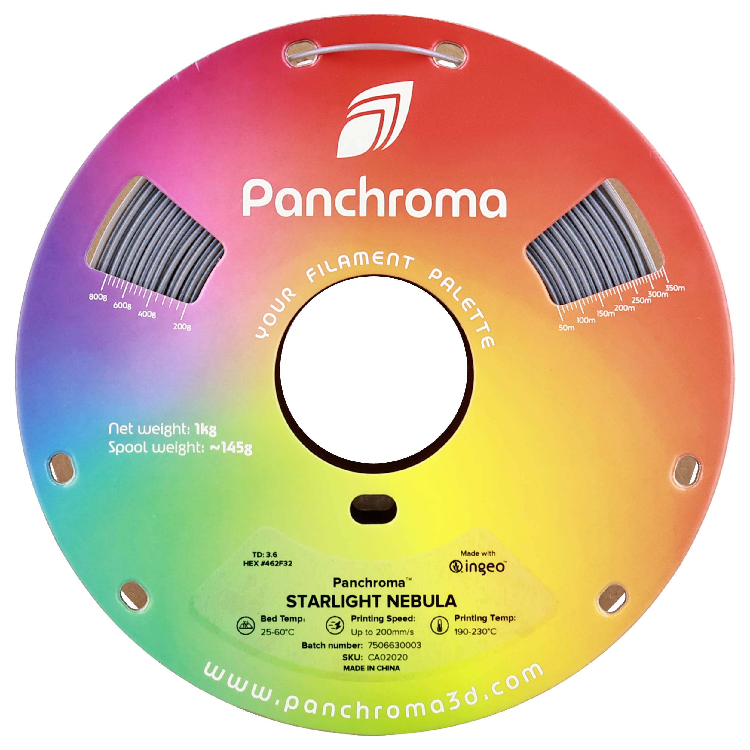 Eine Regenbogenfarbene Filament-Spule mit der Aufschrift 'Panchroma'. Zeigt Details zur Filament-Nutzung und Gewicht.
