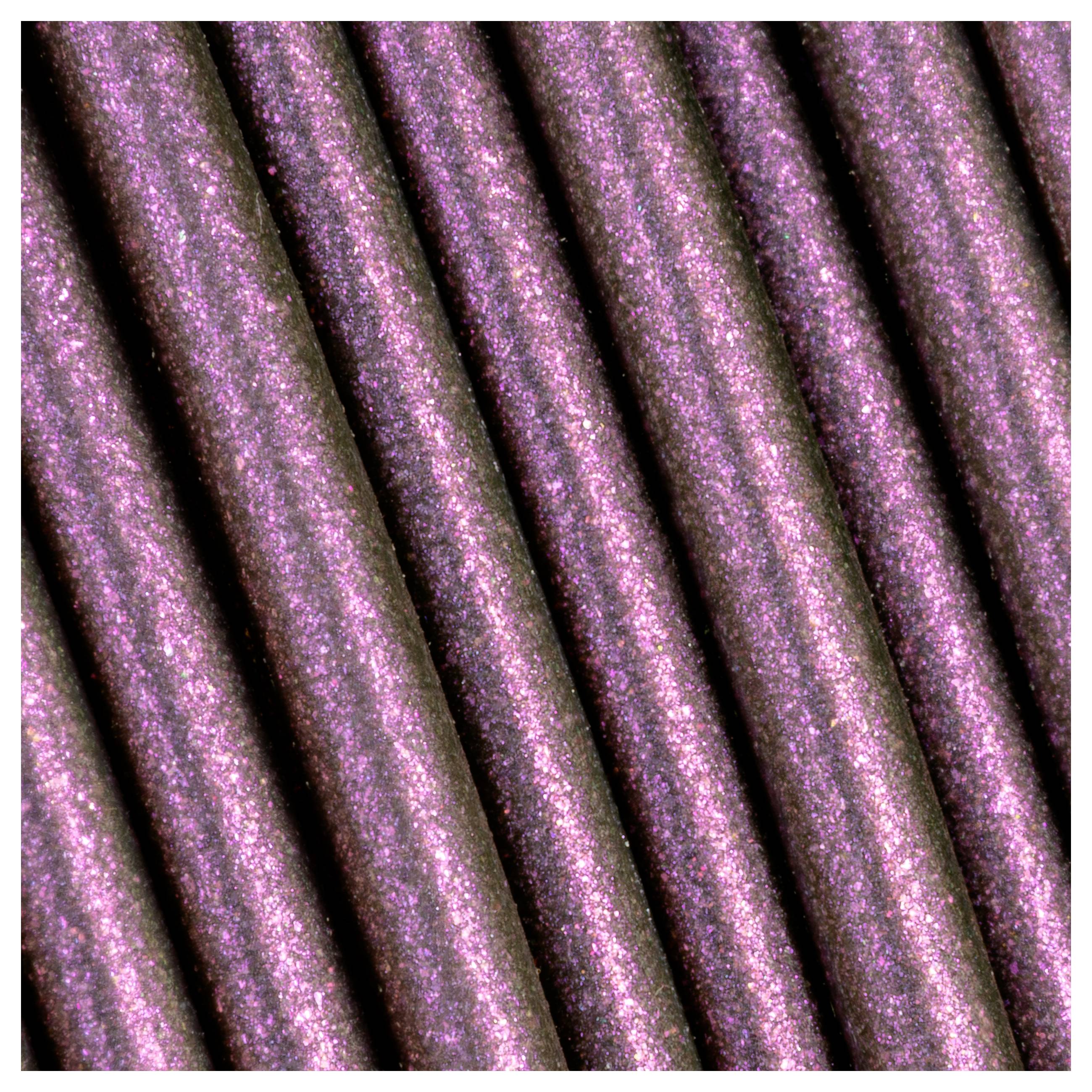 Nahaufnahme von rosa, glänzendem Stoff mit diagonalen Texturlinien, die sich über das Bild erstrecken.