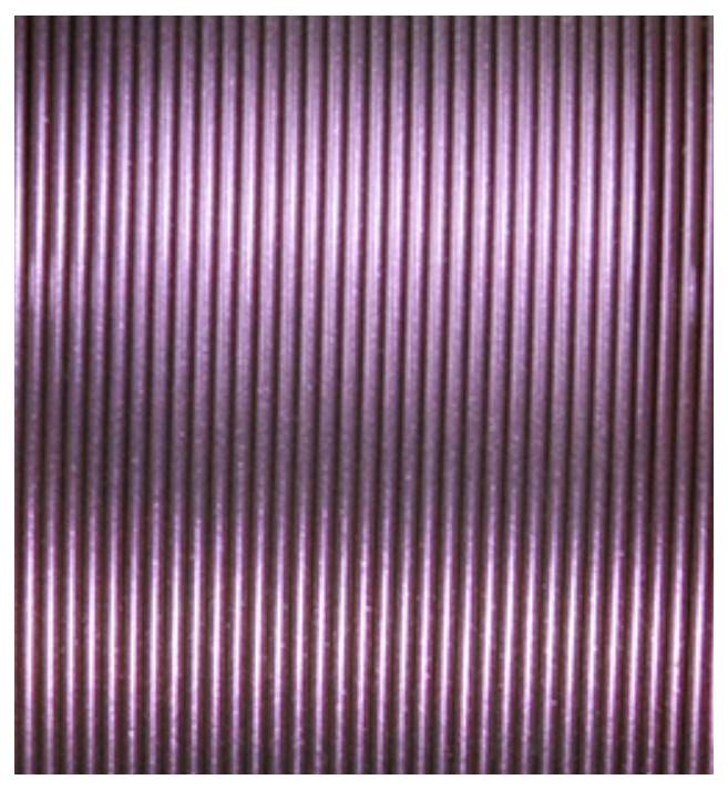 Vertikale, gleichmäßige violette Streifen verlaufen parallel über die gesamte Bildfläche.