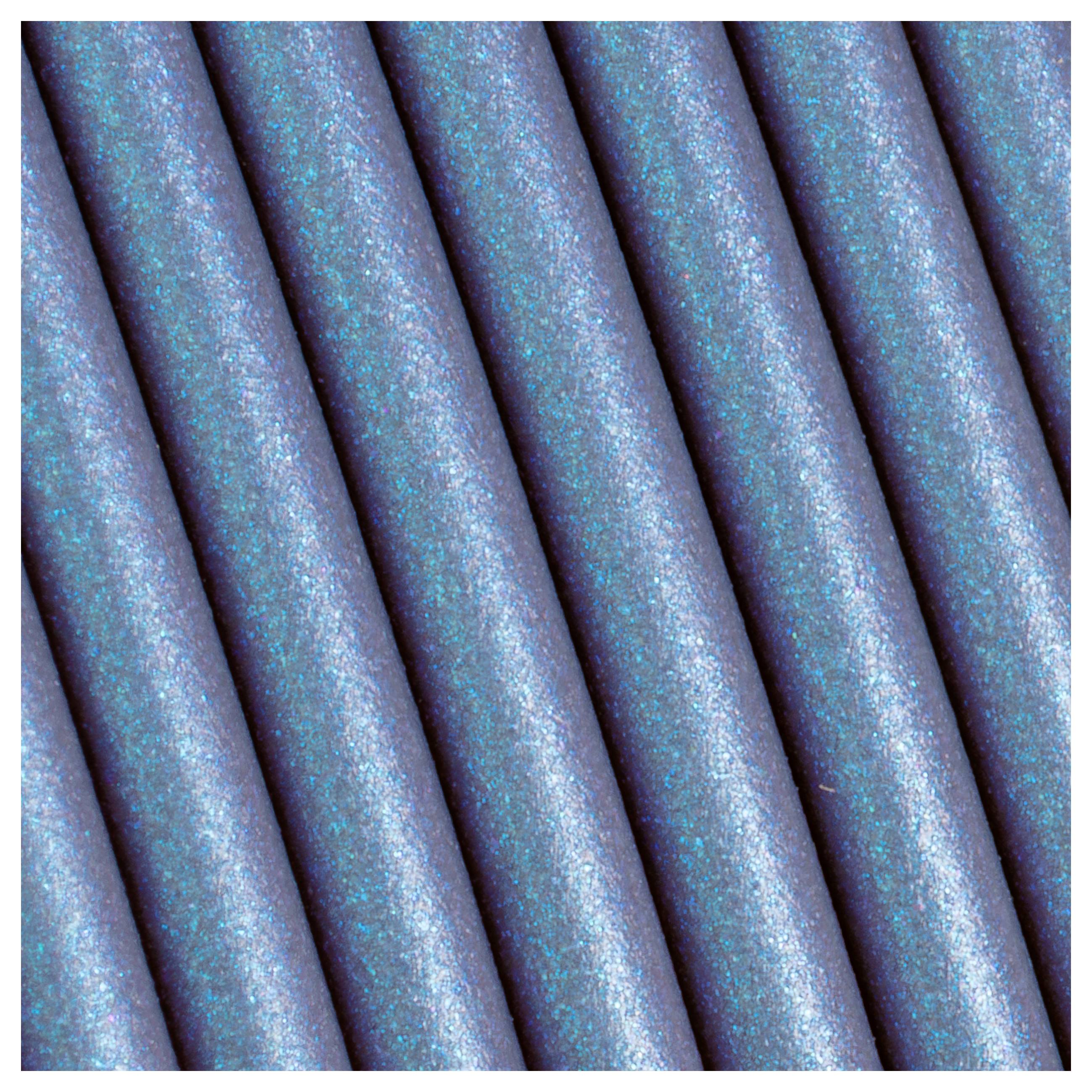 Acht nebeneinander liegende, schimmernde blaue Rohre in diagonalem Muster, ähnlich einer abstrakten graphischen Darstellung.