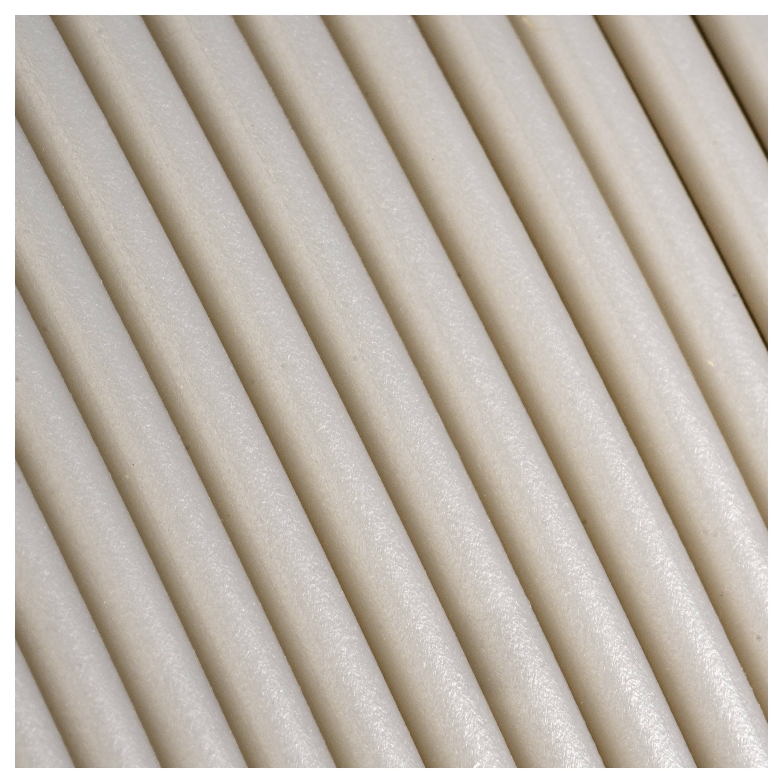 Mehrere parallel verlaufende, beige Kunststoffrohre liegen nebeneinander und füllen das Bild.