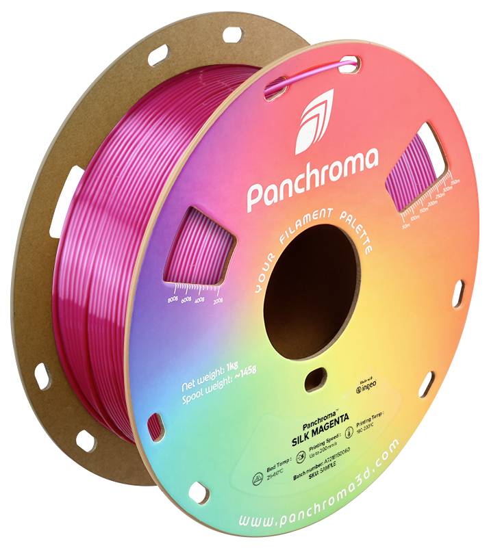 Eine Spule mit pinkem 3D-Druck-Filament von Panchroma, beschriftet mit 'Silk Magenta', zeigt einen Farbverlauf auf der Verpackung.