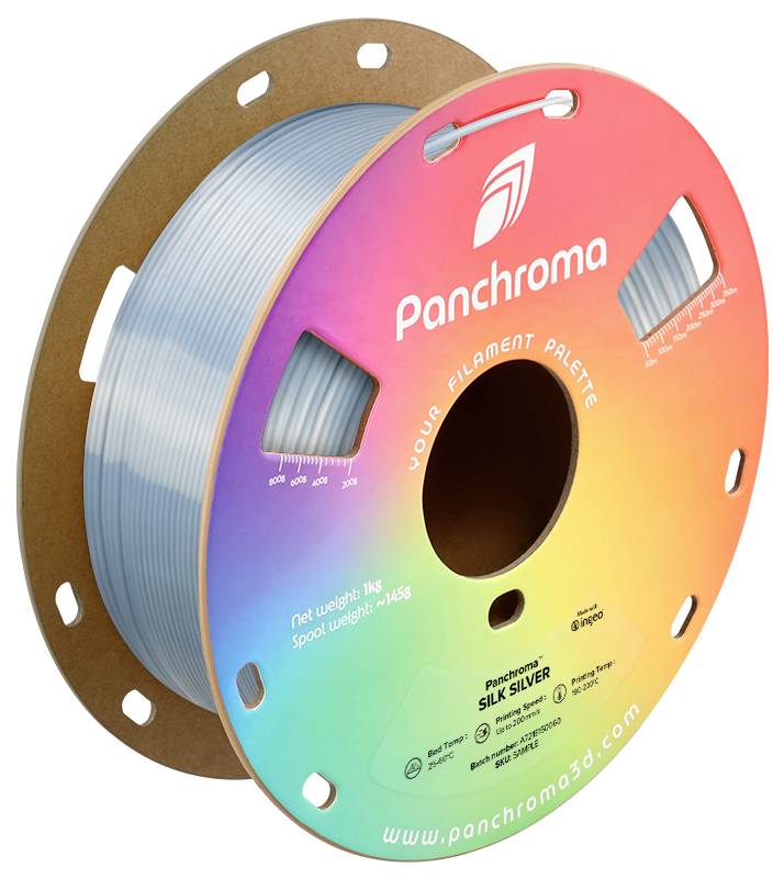 Eine Spule silberfarbenes 3D-Drucker-Filament von Panchroma. Enthält 1 kg Filament. Die Verpackung ist bunt gestaltet.