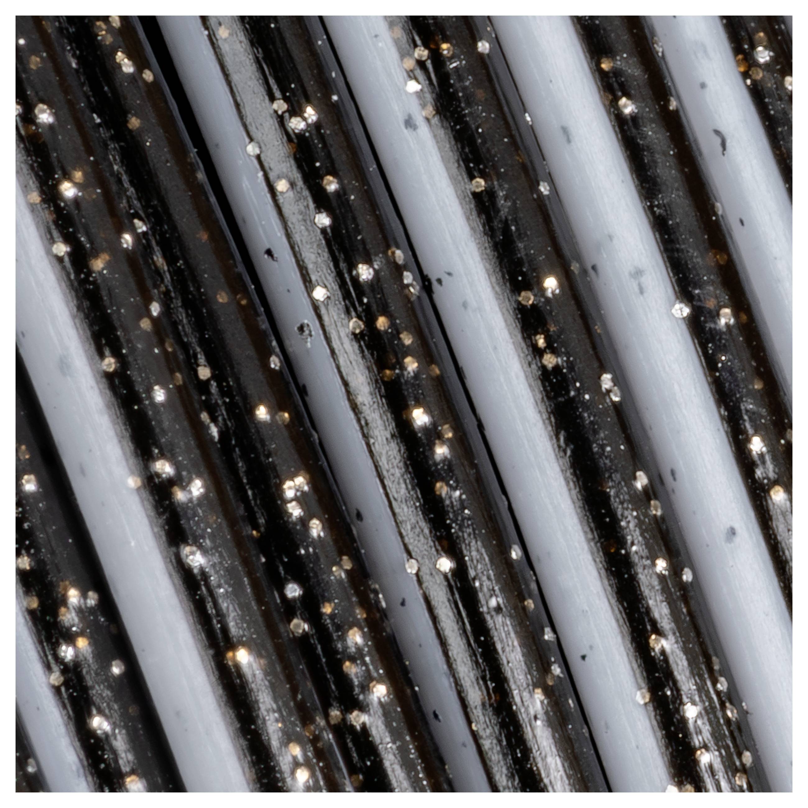 Nahaufnahme von schwarzen und silbernen funkelnden Kabeln oder Strängen, die dicht nebeneinander angeordnet sind.