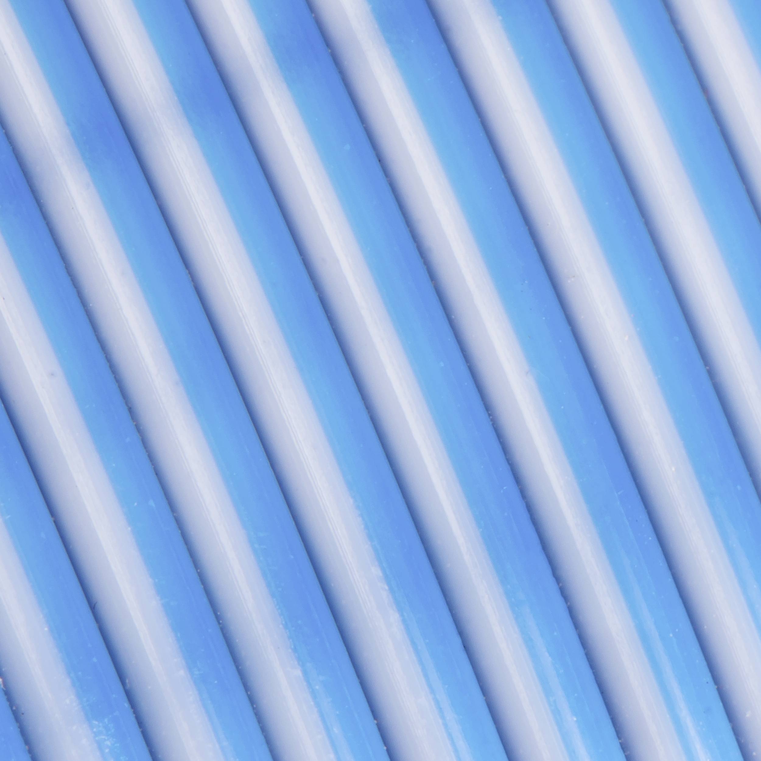 Mehrere diagonale, parallel verlaufende blaue und weiße Kabel im Close-up, das symmetrische Muster und Textur betont.