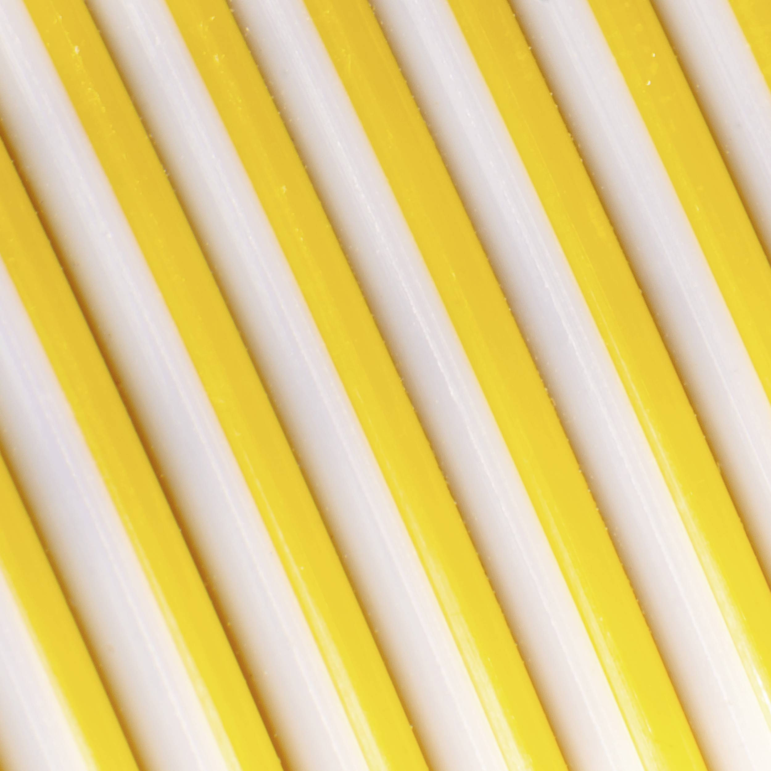 Gelbe und weiße Linien verlaufen diagonal über das Bild. Die Farben wechseln regelmäßig und erzeugen ein gestreiftes Muster.