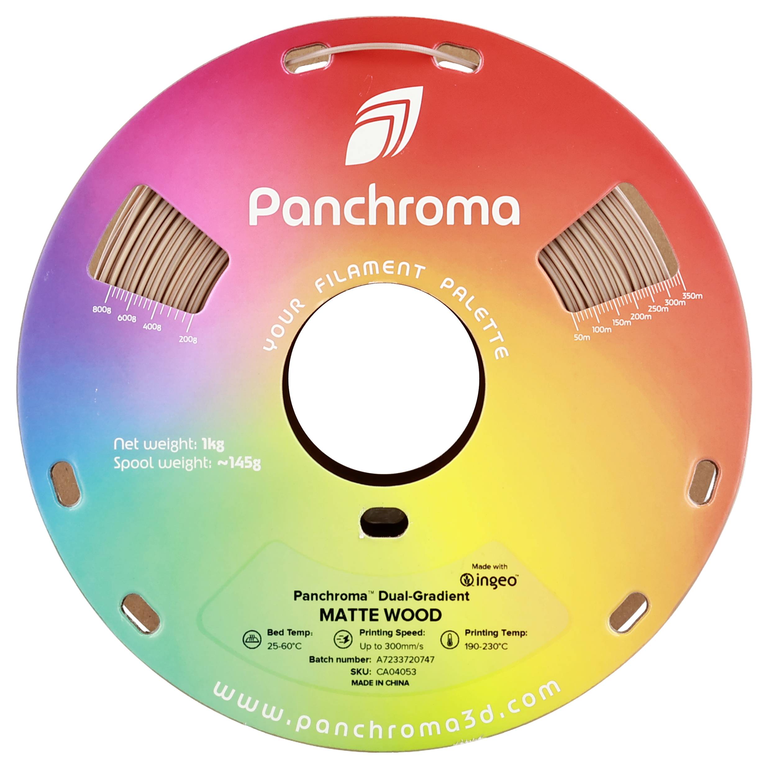 Eine runde Filamentspule in Regenbogenfarben zeigt die Marke 'Panchroma' und die Aufschrift 'Matte Wood'. Gewicht: 1 kg.