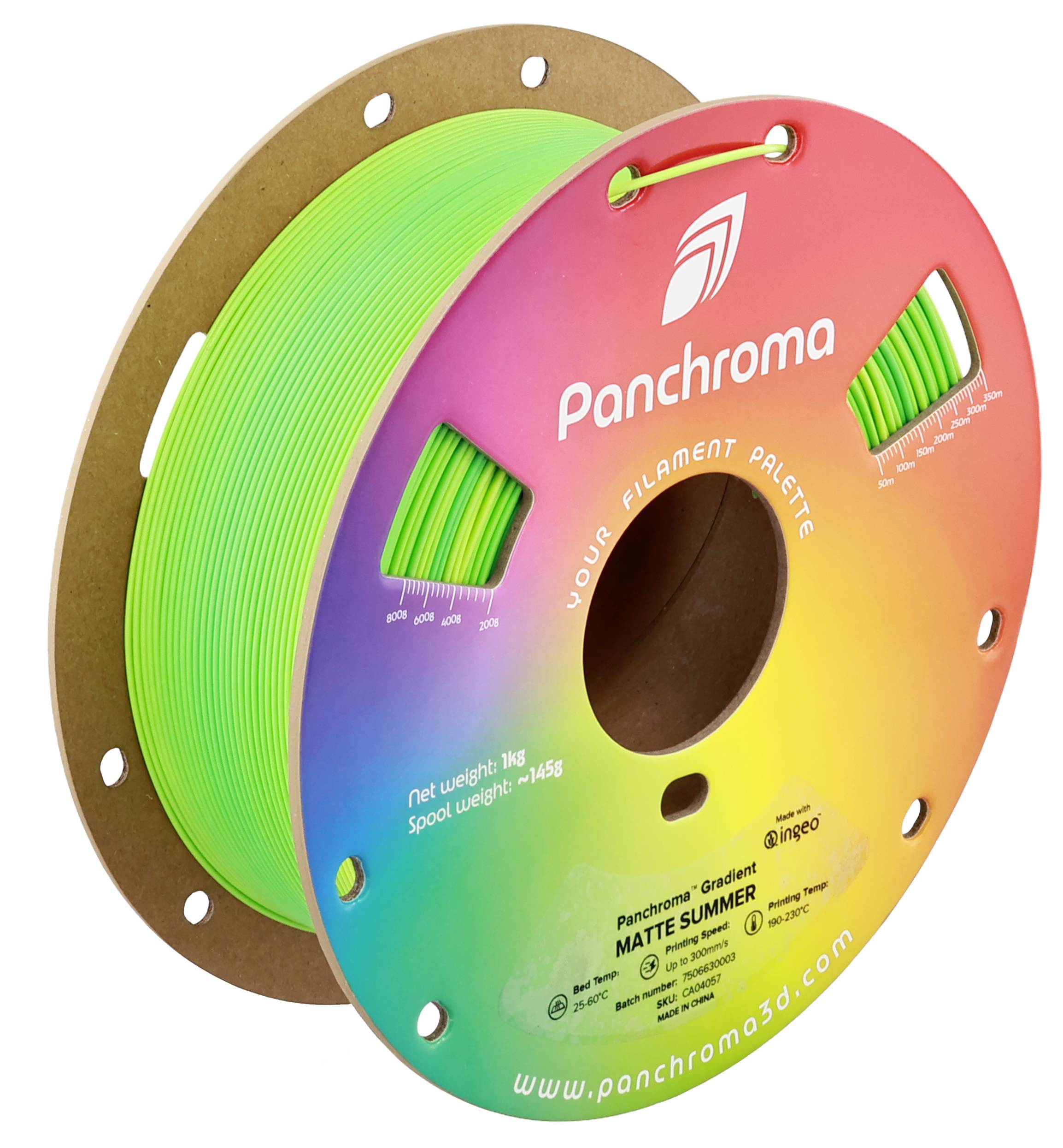 Grüne Filamentspule, etikettiert mit 'Panchroma'. Regenbogenfarbenes Etikett, Gewicht: 1 kg. Verwendung für 3D-Drucker.