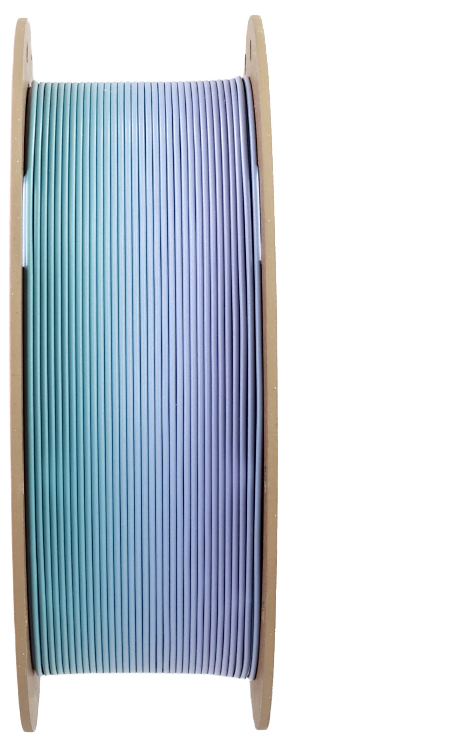 Eine Spule mit blau-türkisem Filament für 3D-Drucker.