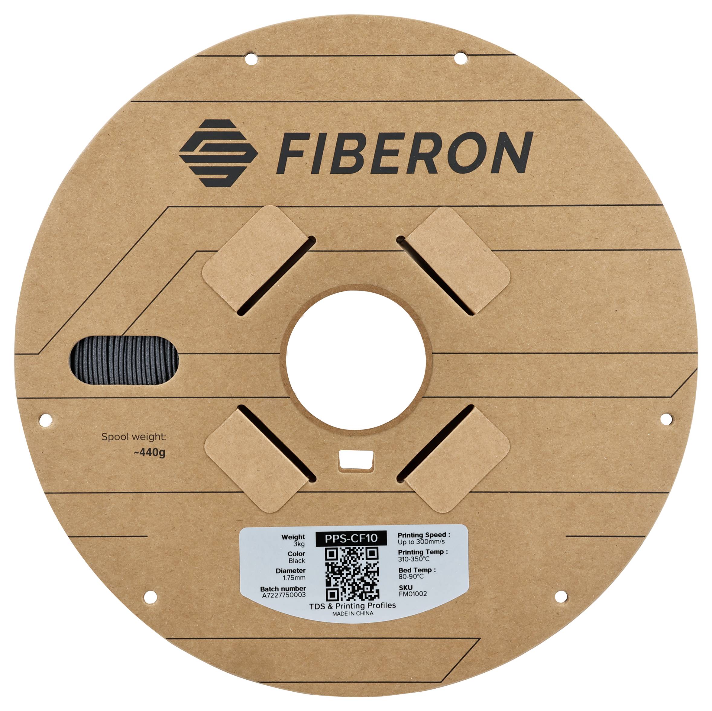 Eine Spule von FIBERON, Modell PPS-CF10, aus braunem Karton mit aufgedrucktem Logo. Aufkleber mit technischen Details und QR-Code.