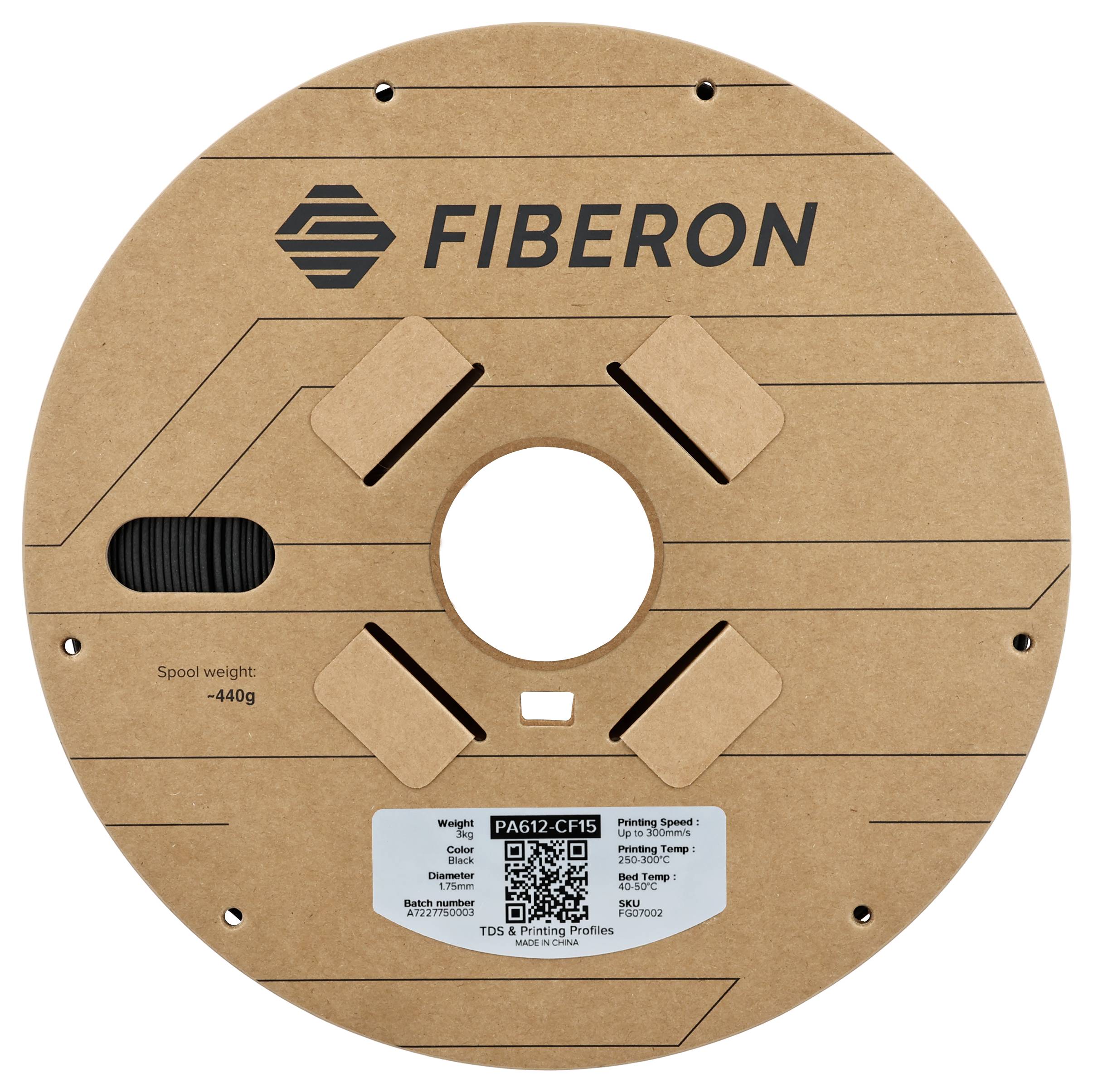 Eine Spule FIBERON-Filament, Gewicht: 440g. Aufkleber zeigt Modell 'PA612-CF15', einschließlich QR-Code und Filamentspezifikationen.