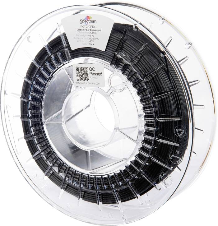 Eine Rolle schwarzes 3D-Druckfilament mit Etikett 'Spectrum PCCF CF10', das Kohlefaserverstärkung anzeigt, auf Klarsichtrahmen.