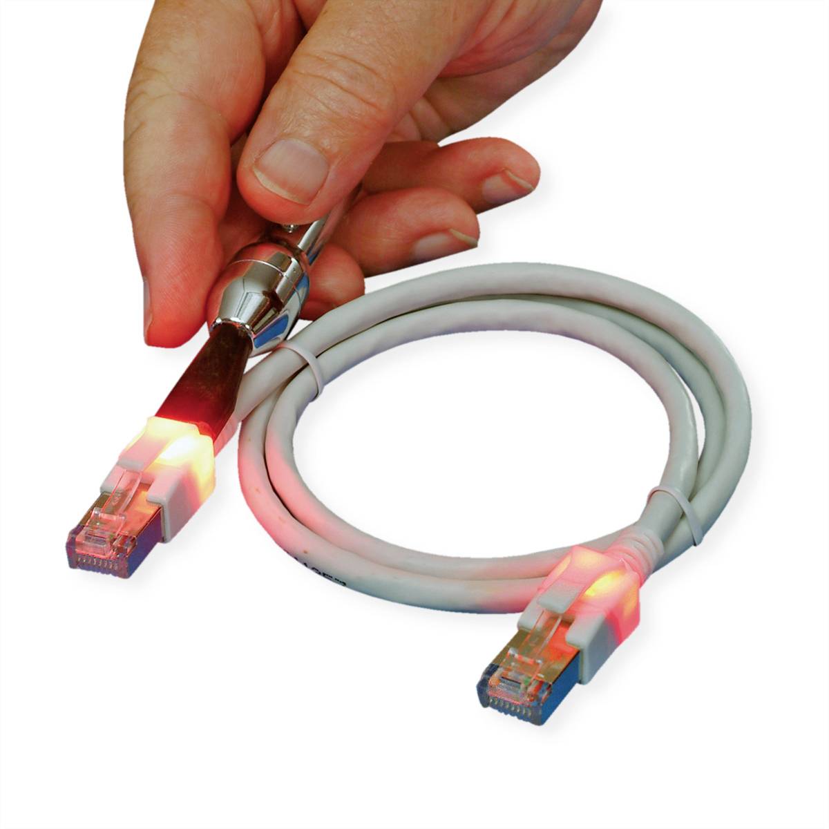 Eine Hand hält ein stiftförmiges Gerät, das auf ein Netzwerkkabel zeigt. Der Kabelstecker leuchtet rot.