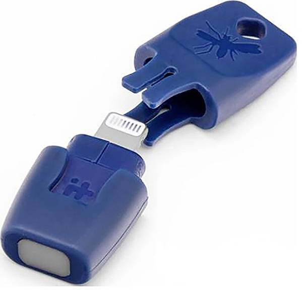 Ein blauer USB-Stick, der in zwei Hälften geteilt ist, mit einem kleinen Insektenlogo auf einer Hälfte.
