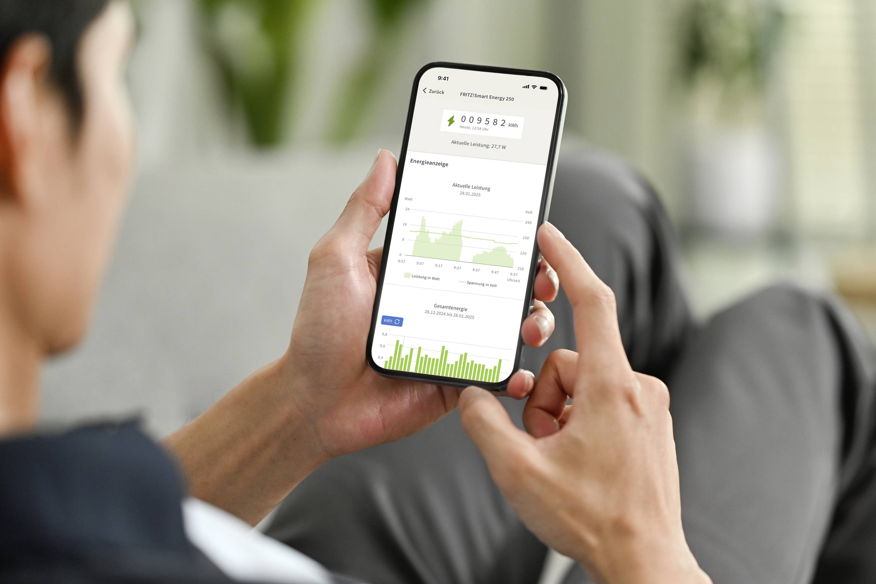 Eine Person hält ein Smartphone mit einer App, die Grafiken und Statistiken zeigt. Die Daten betreffen möglicherweise Fitness oder Gesundheit.
