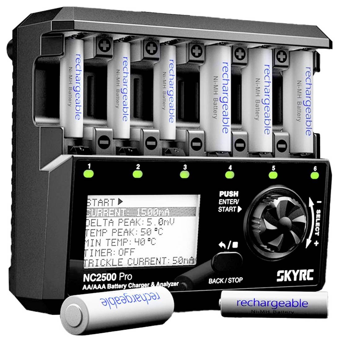 Das Bild zeigt ein SKYRC NC2500 Pro Ladegerät mit eingelegten AA-Akkus. Das Display zeigt Ladeinformationen wie Stromstärke und Temperatur.